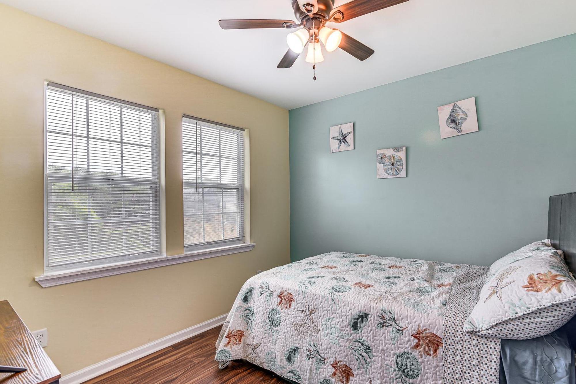 Holiday home Bright Townhome Less Than 1 Mi To Downtown!