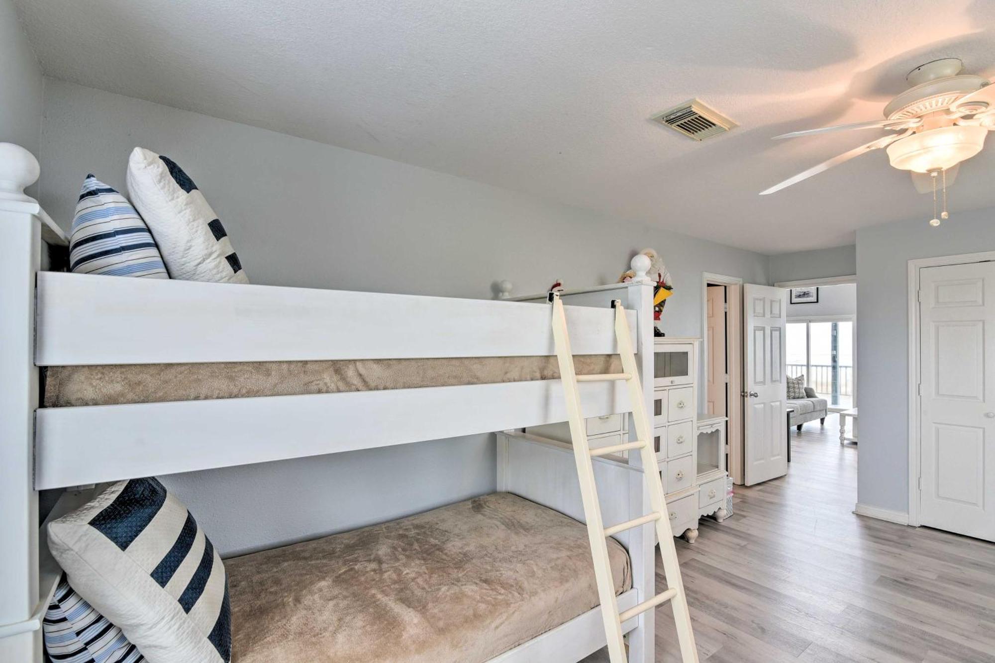 Holiday home Oceanfront - Walk To Beach!