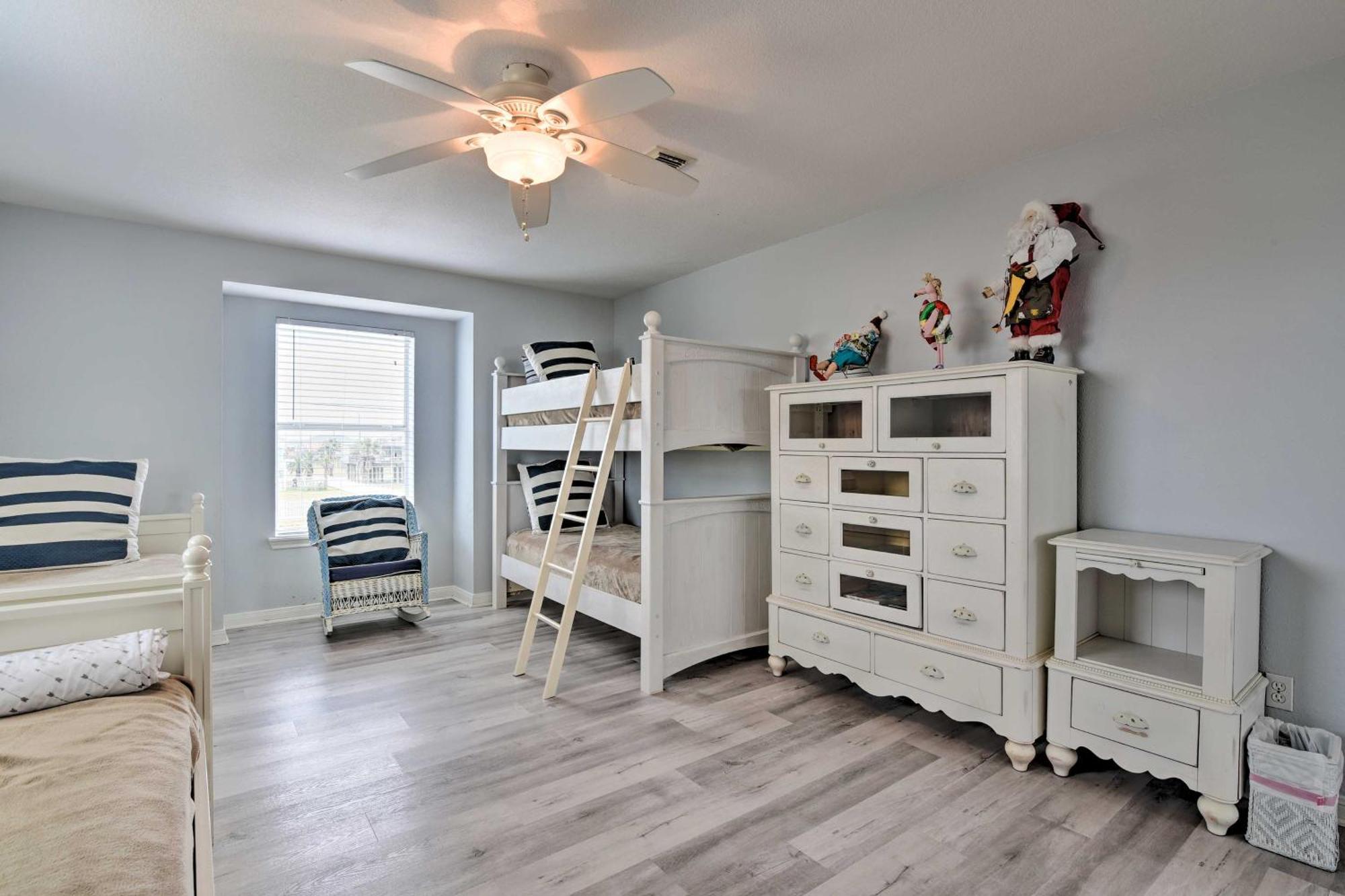 Oceanfront - Walk To Beach! Holiday home *