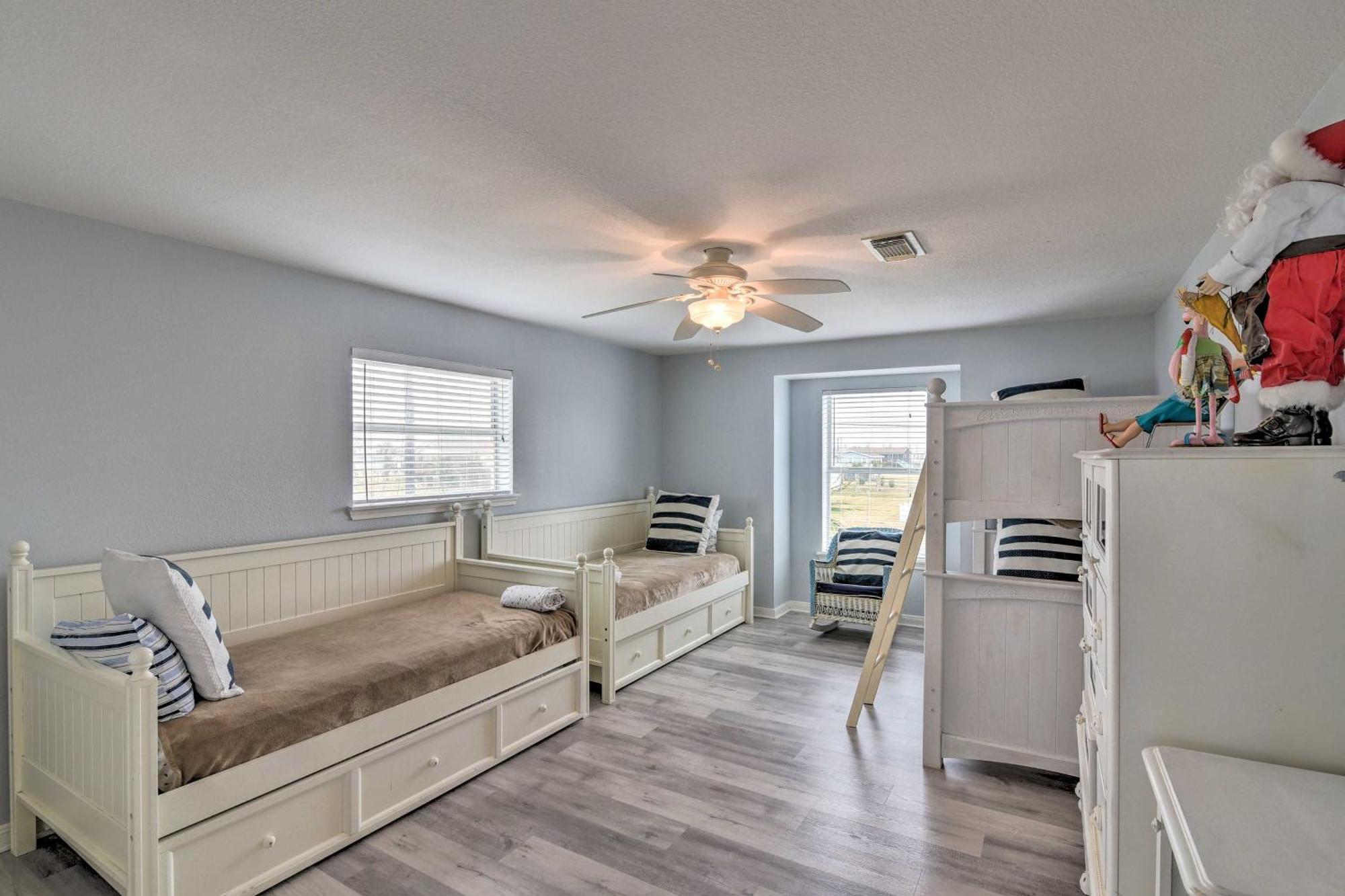 Oceanfront - Walk To Beach! Holiday home
