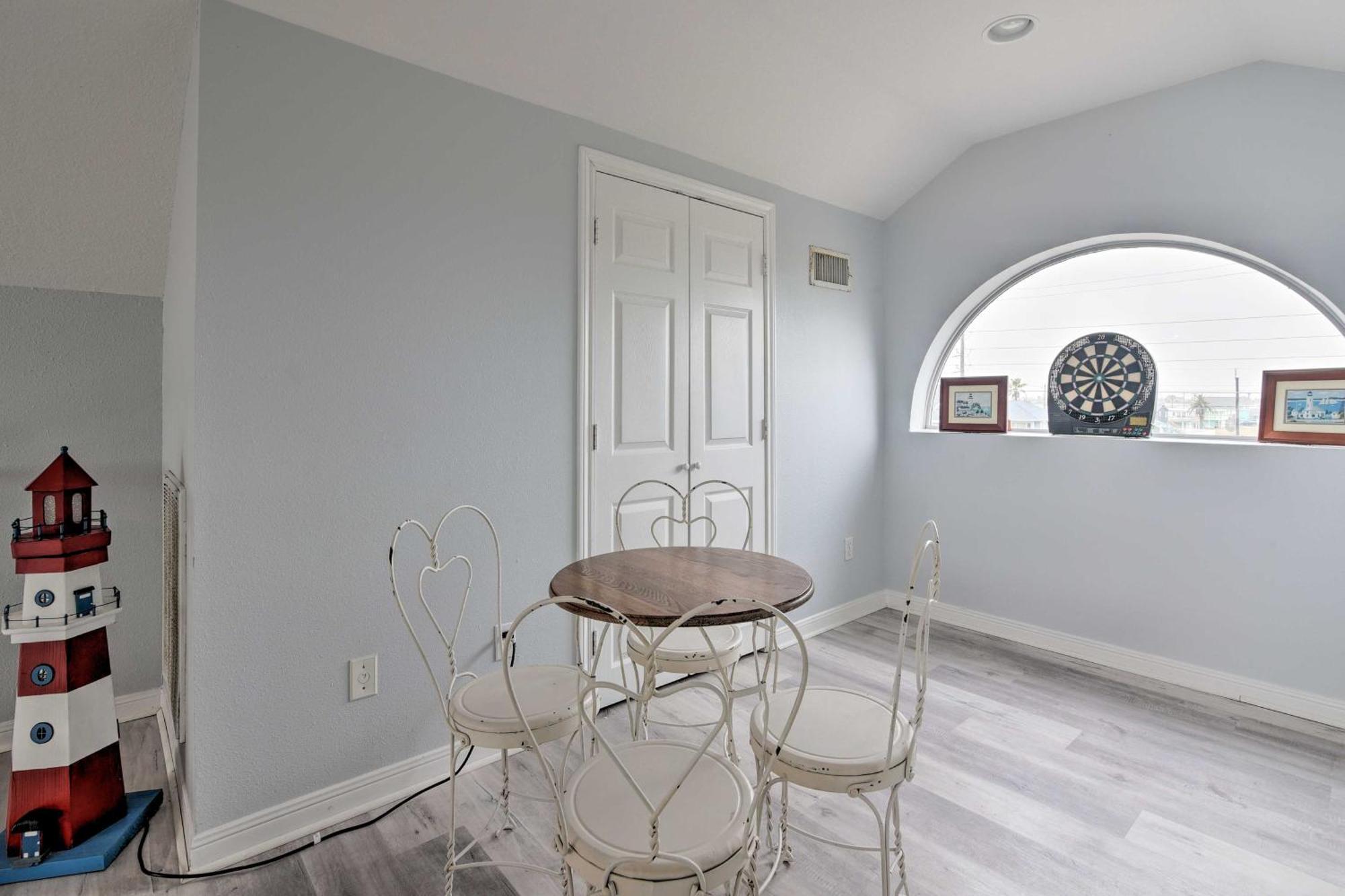 Oceanfront - Walk To Beach! Holiday home Galveston