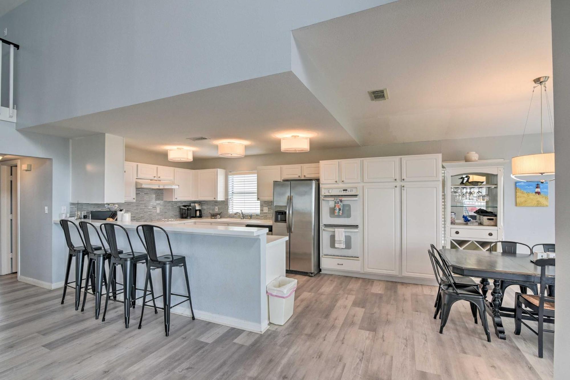 Holiday home Oceanfront - Walk To Beach!