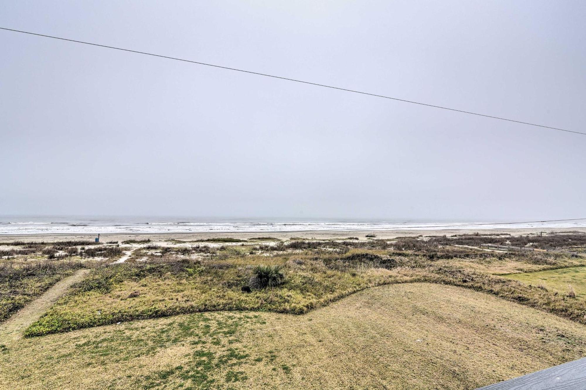Oceanfront - Walk To Beach! Holiday home Galveston