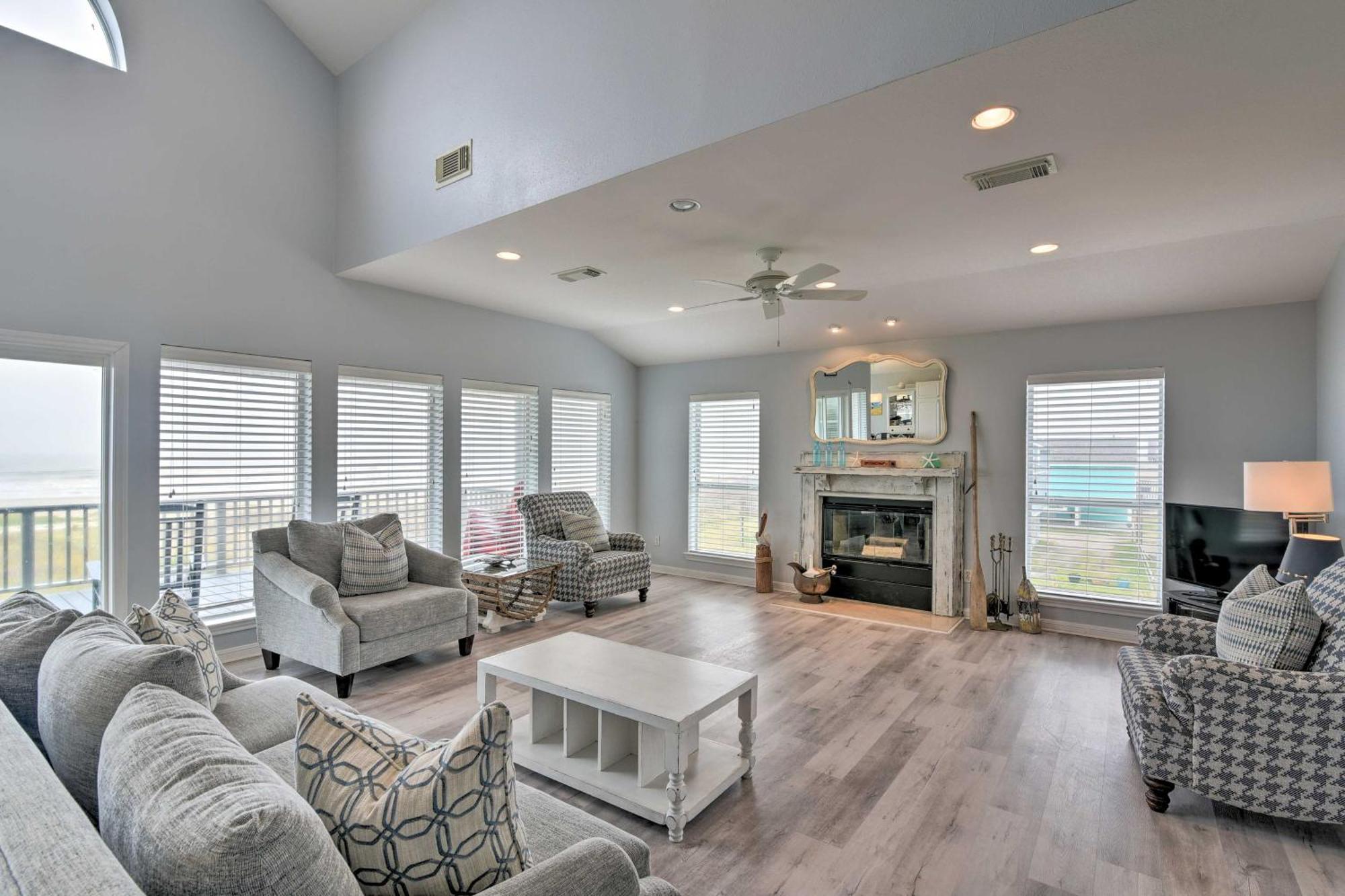 Oceanfront - Walk To Beach! Holiday home