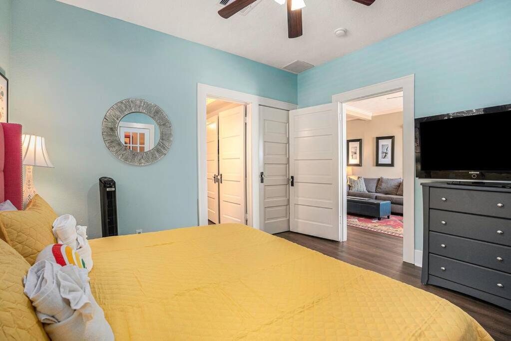 Holiday home Beachy Bungalow! 2bd, King Bed Galveston