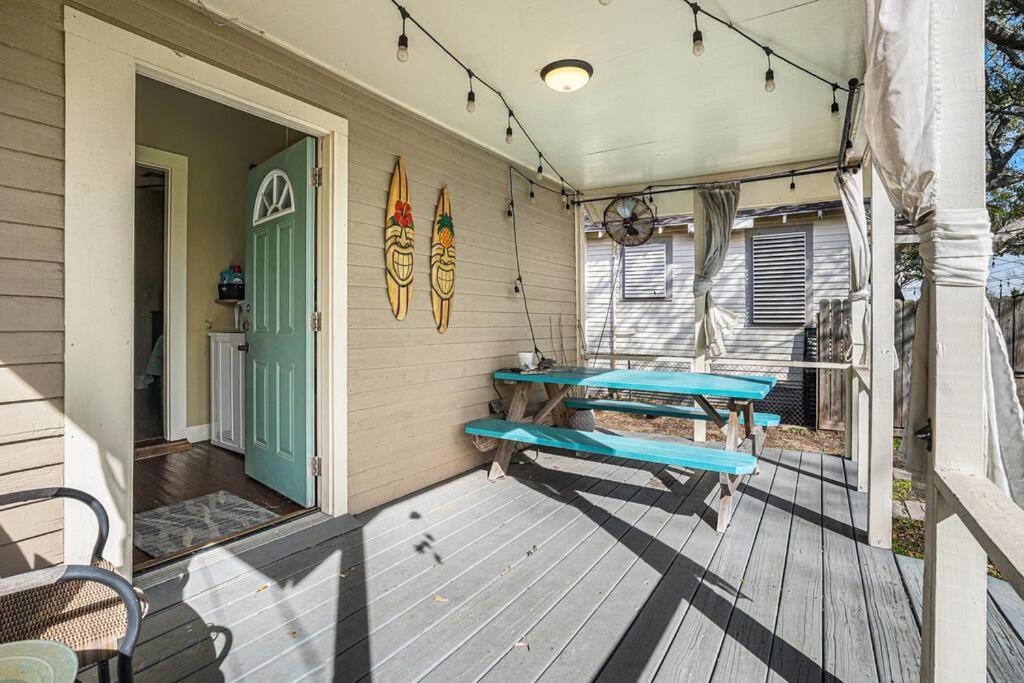 Beachy Bungalow! 2bd, King Bed Galveston