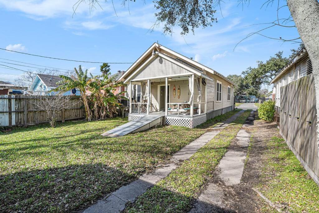 Beachy Bungalow! 2bd, King Bed Holiday home Galveston