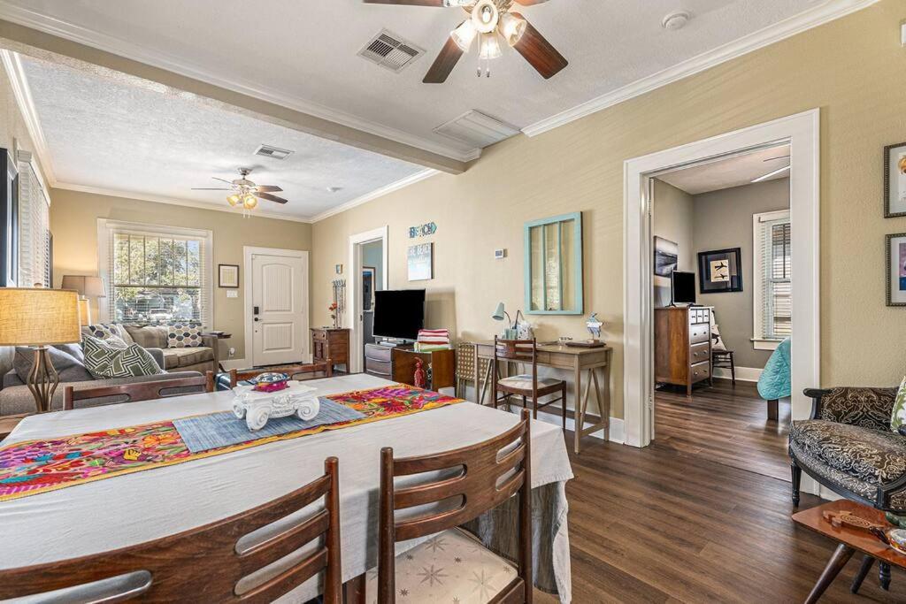 Beachy Bungalow! 2bd, King Bed