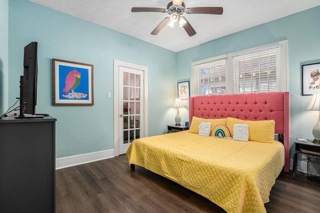 Beachy Bungalow! 2bd, King Bed Galveston
