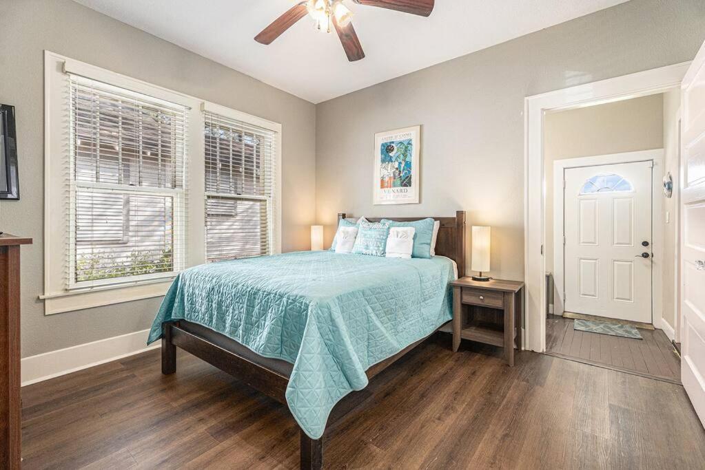 Beachy Bungalow! 2bd, King Bed Holiday home *