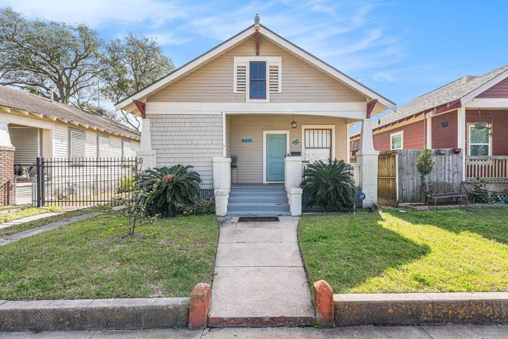 Holiday home Beachy Bungalow! 2bd, King Bed Galveston