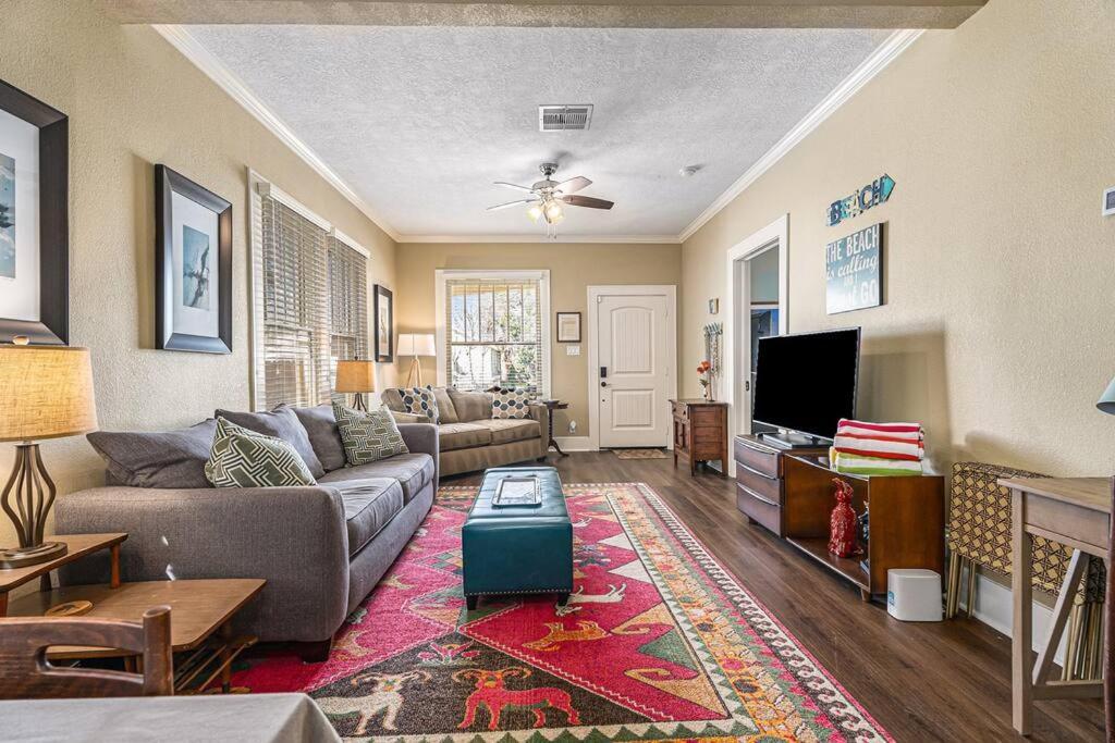Beachy Bungalow! 2bd, King Bed Galveston