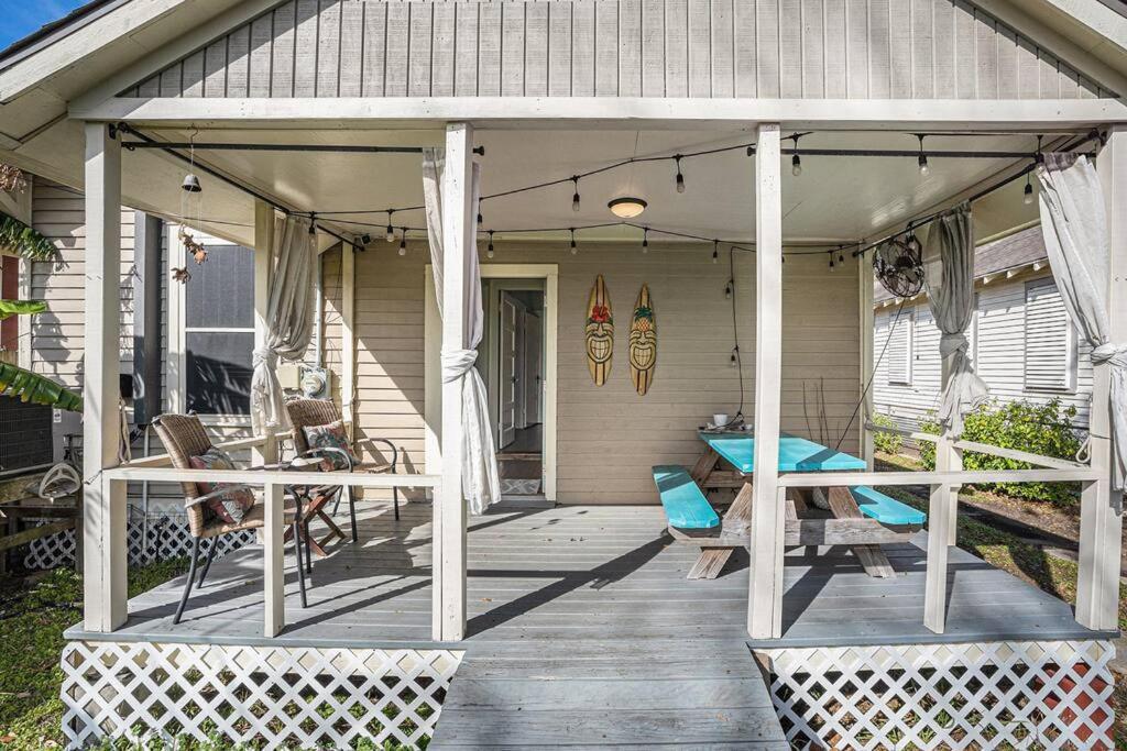 Beachy Bungalow! 2bd, King Bed Holiday home Galveston