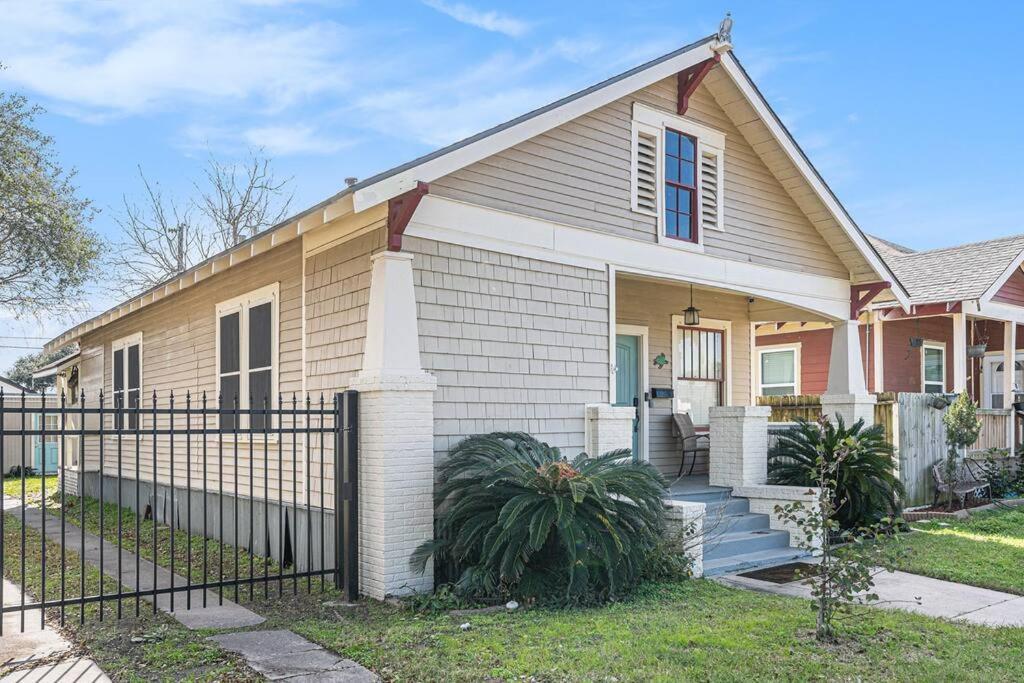 Beachy Bungalow! 2bd, King Bed