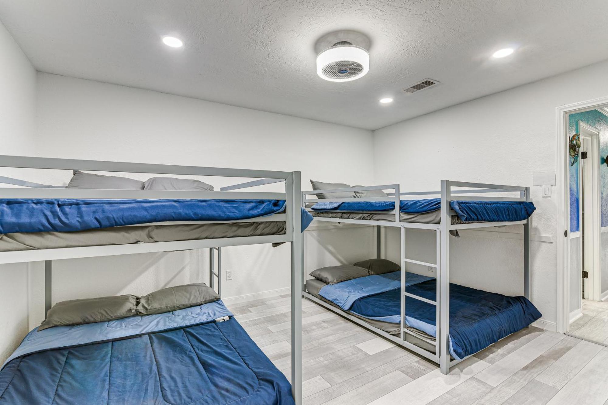 Group Getaway About 2 Blocks To Beach! Holiday home Galveston