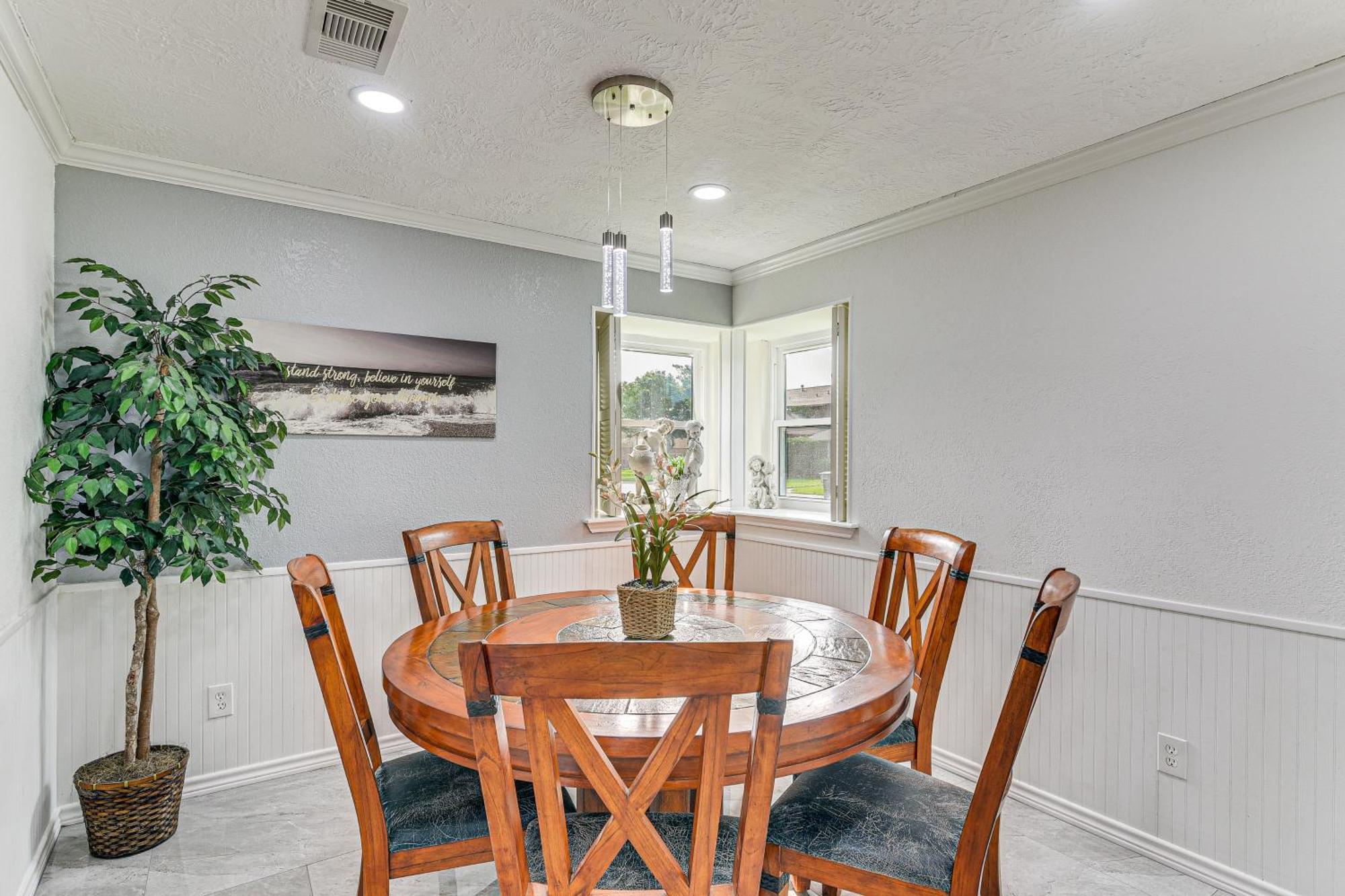 Holiday home Group Getaway About 2 Blocks To Beach!