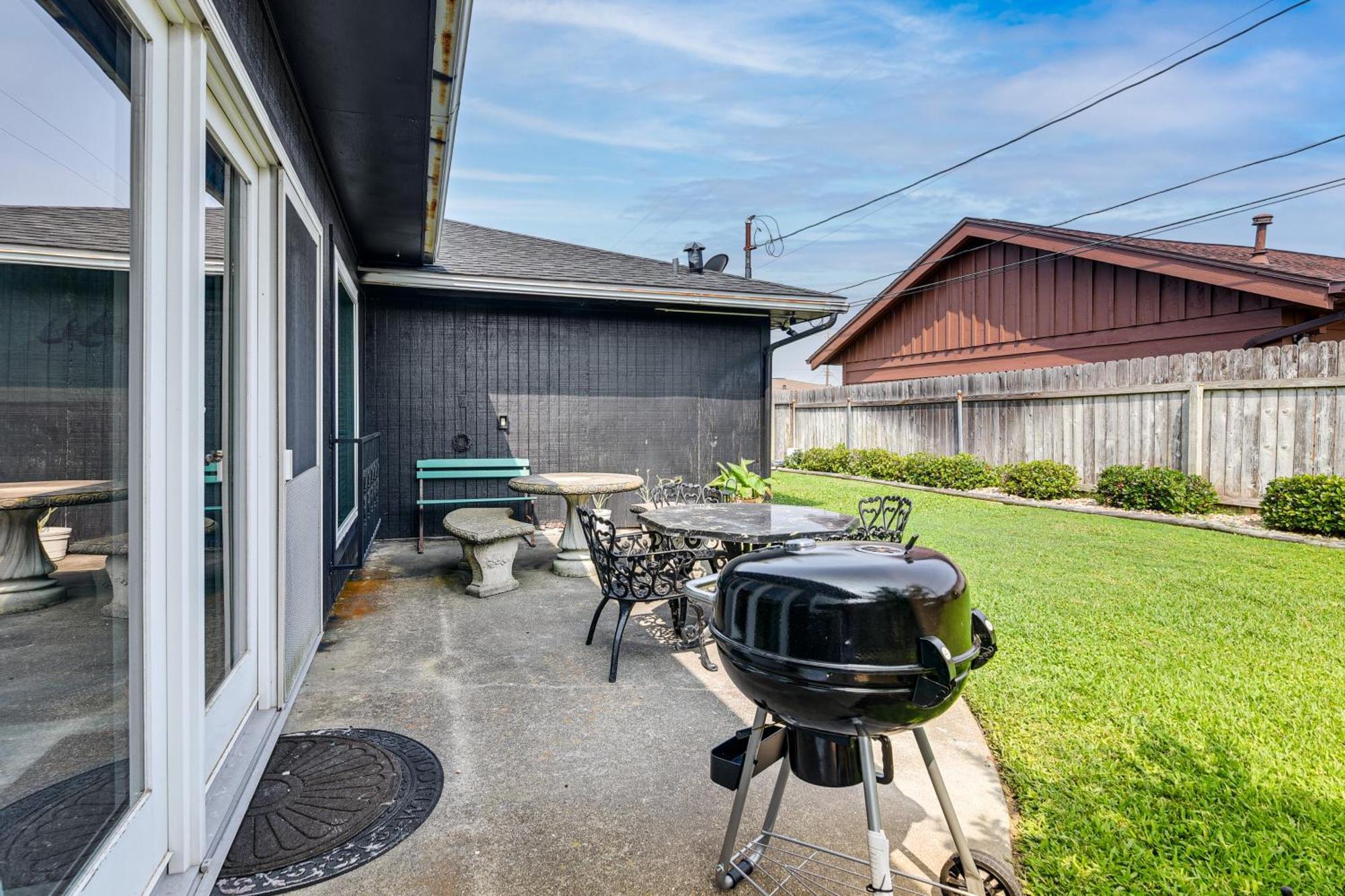 Group Getaway About 2 Blocks To Beach! Holiday home Galveston