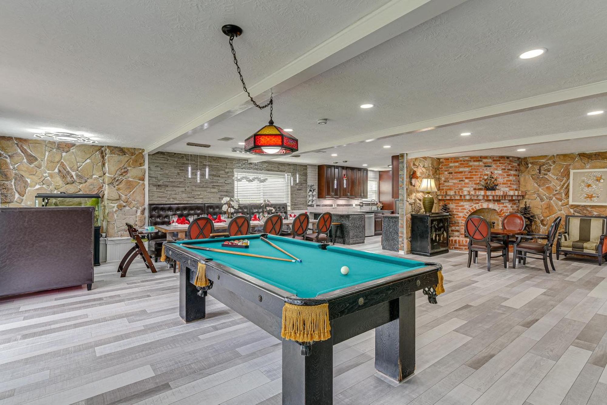 Group Getaway About 2 Blocks To Beach! Holiday home Galveston