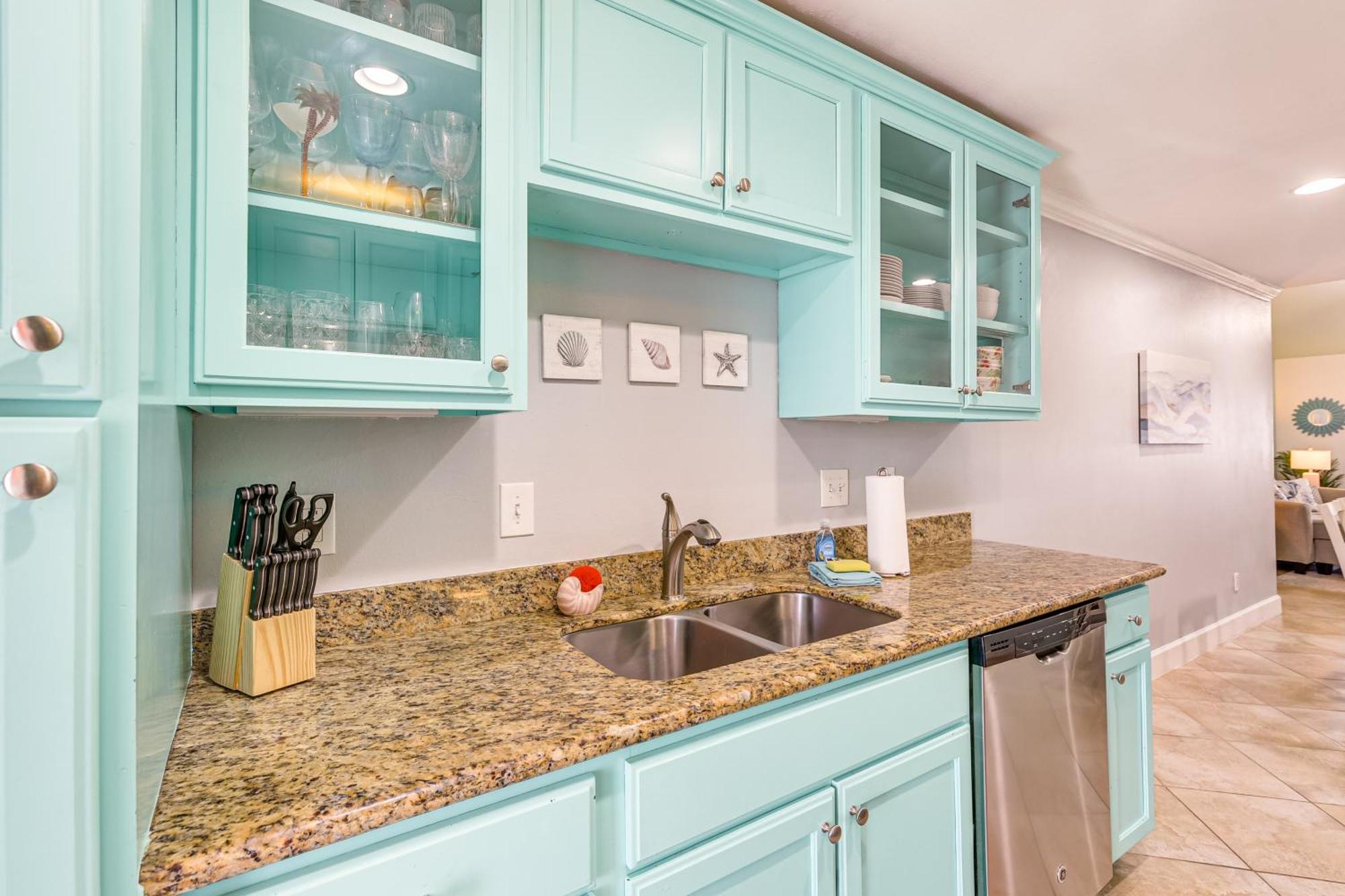 Apartment Steps To Ocean-view Condo! *