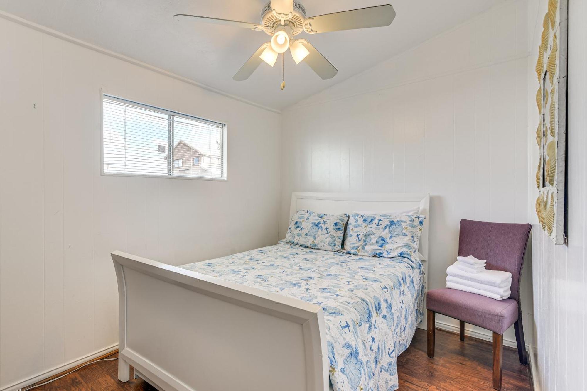 Beachfront Retreat With Deck - 5 Mi To Schlitterbahn Galveston