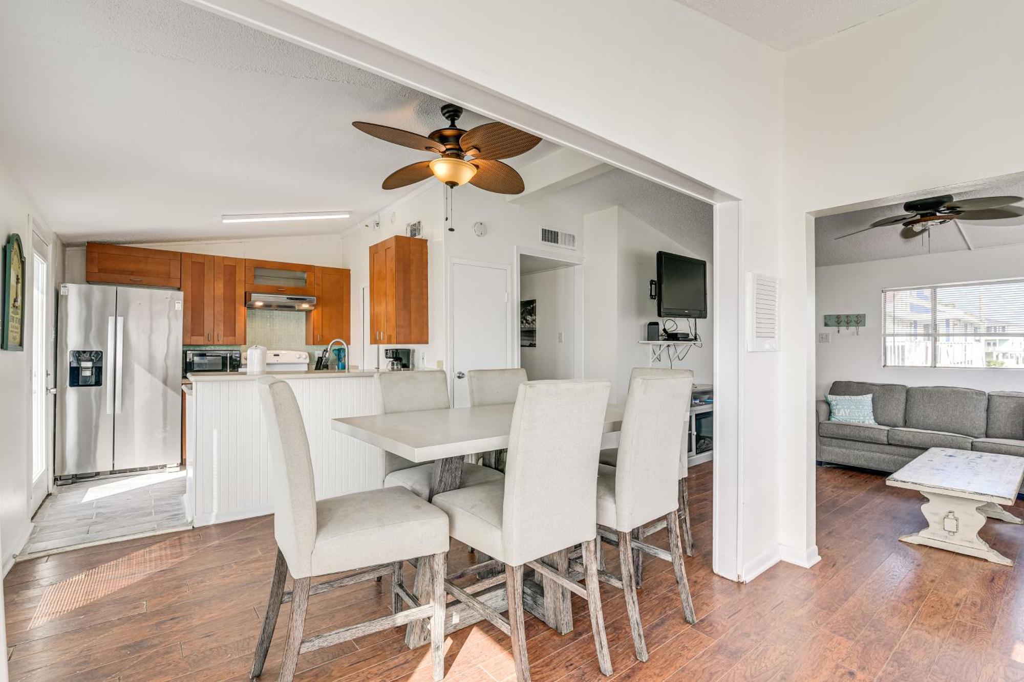 Beachfront Retreat With Deck - 5 Mi To Schlitterbahn Holiday home Galveston