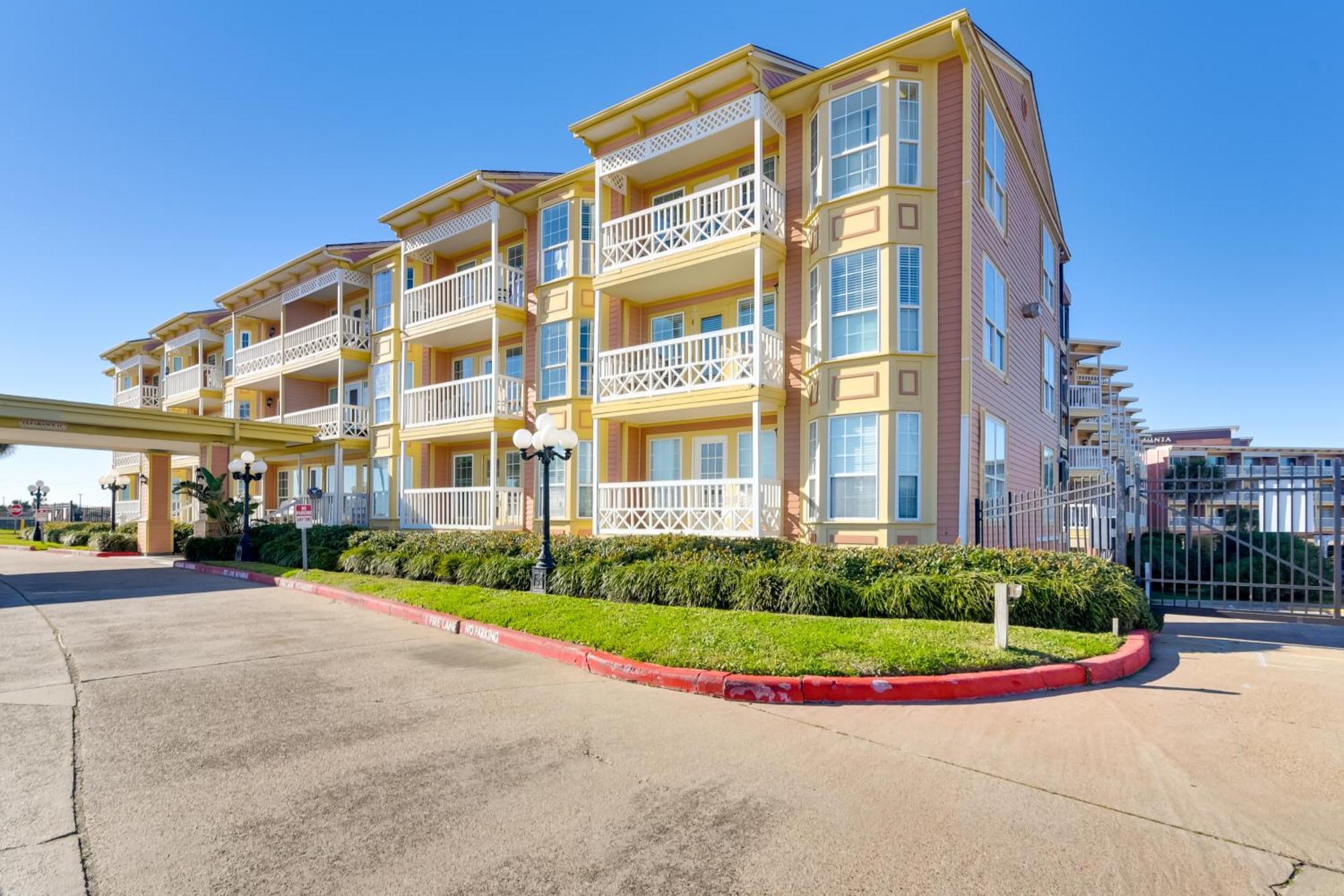Apartment Coastal Walk To Shoreline!