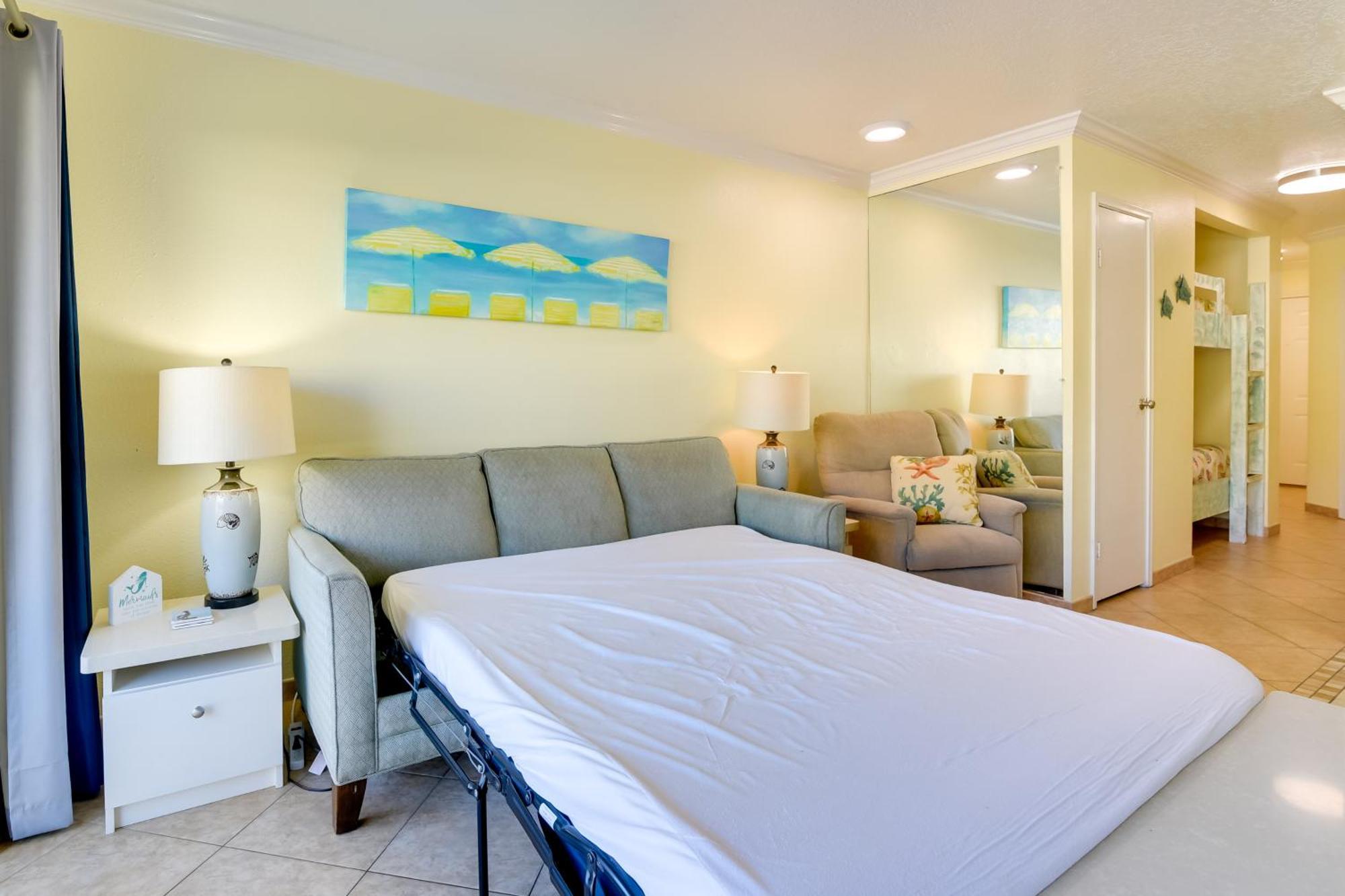 Apartment Coastal Walk To Shoreline!