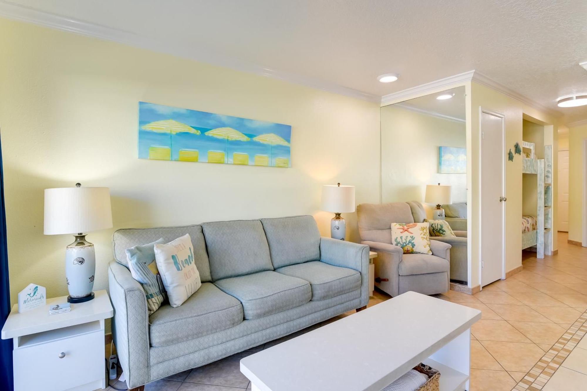Apartment Coastal Walk To Shoreline!
