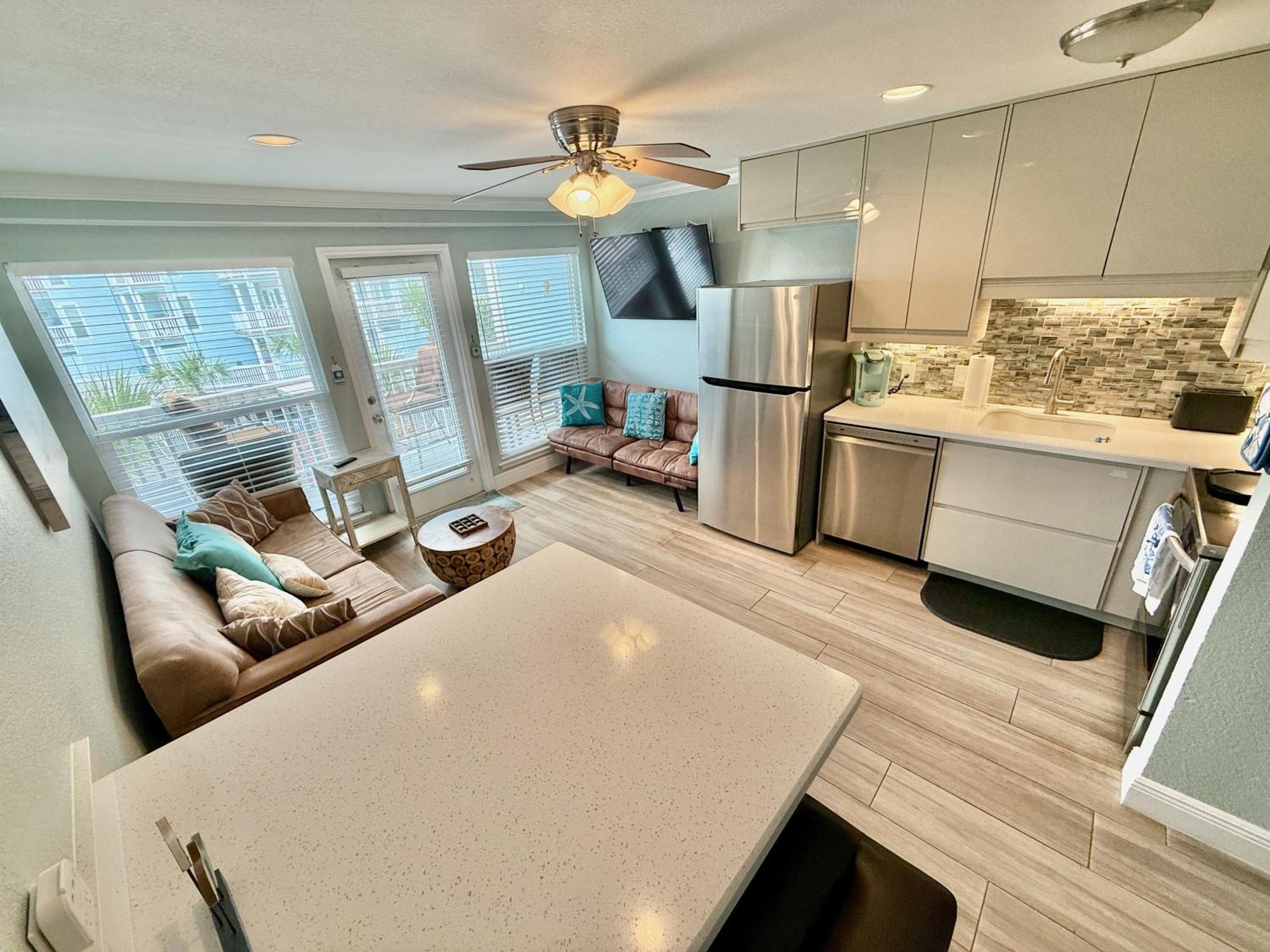 Apartment Seascape 2202 The Seashell Pearl No Roads To Cross *