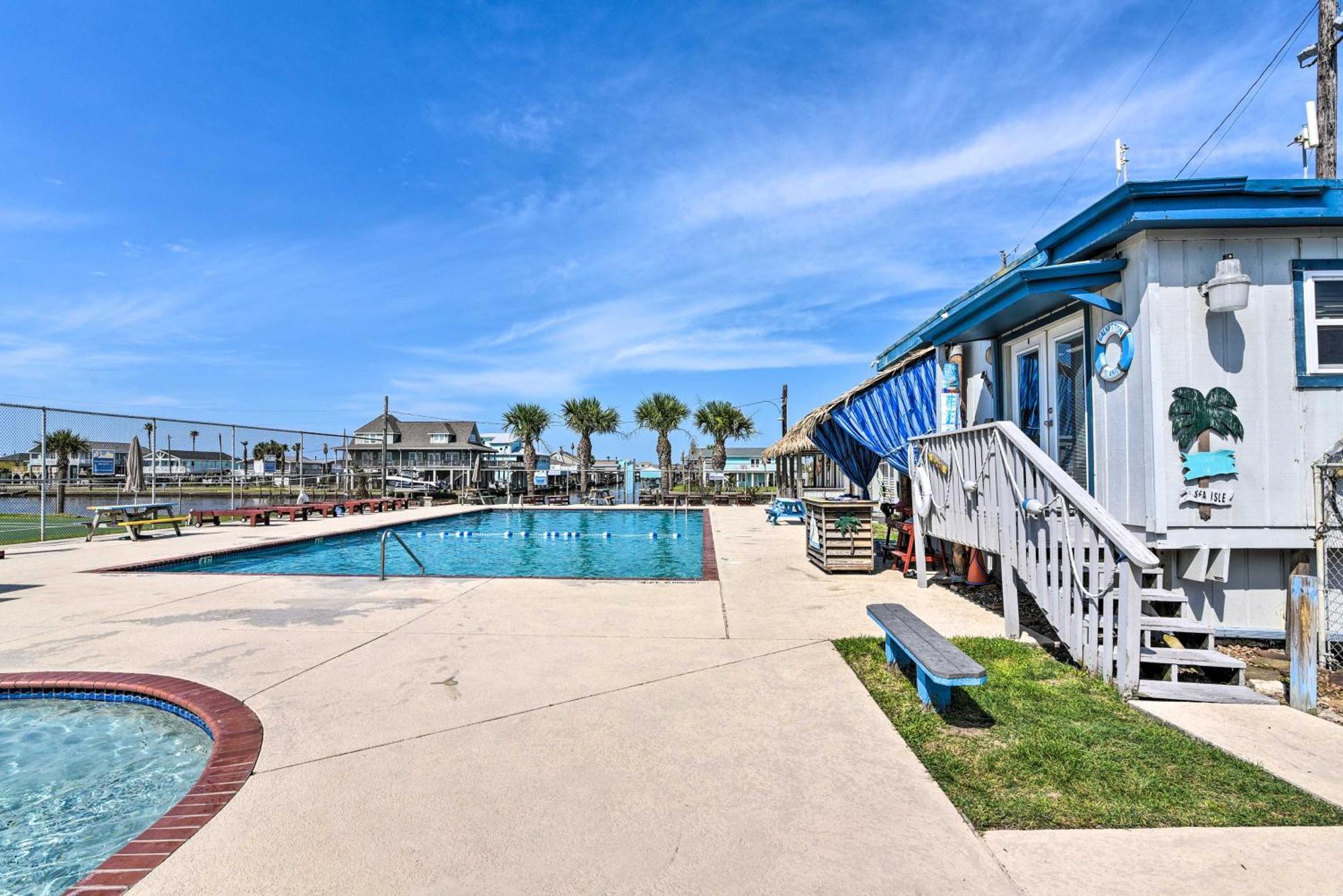With Shared Hot Tub - Walk To Beach! *