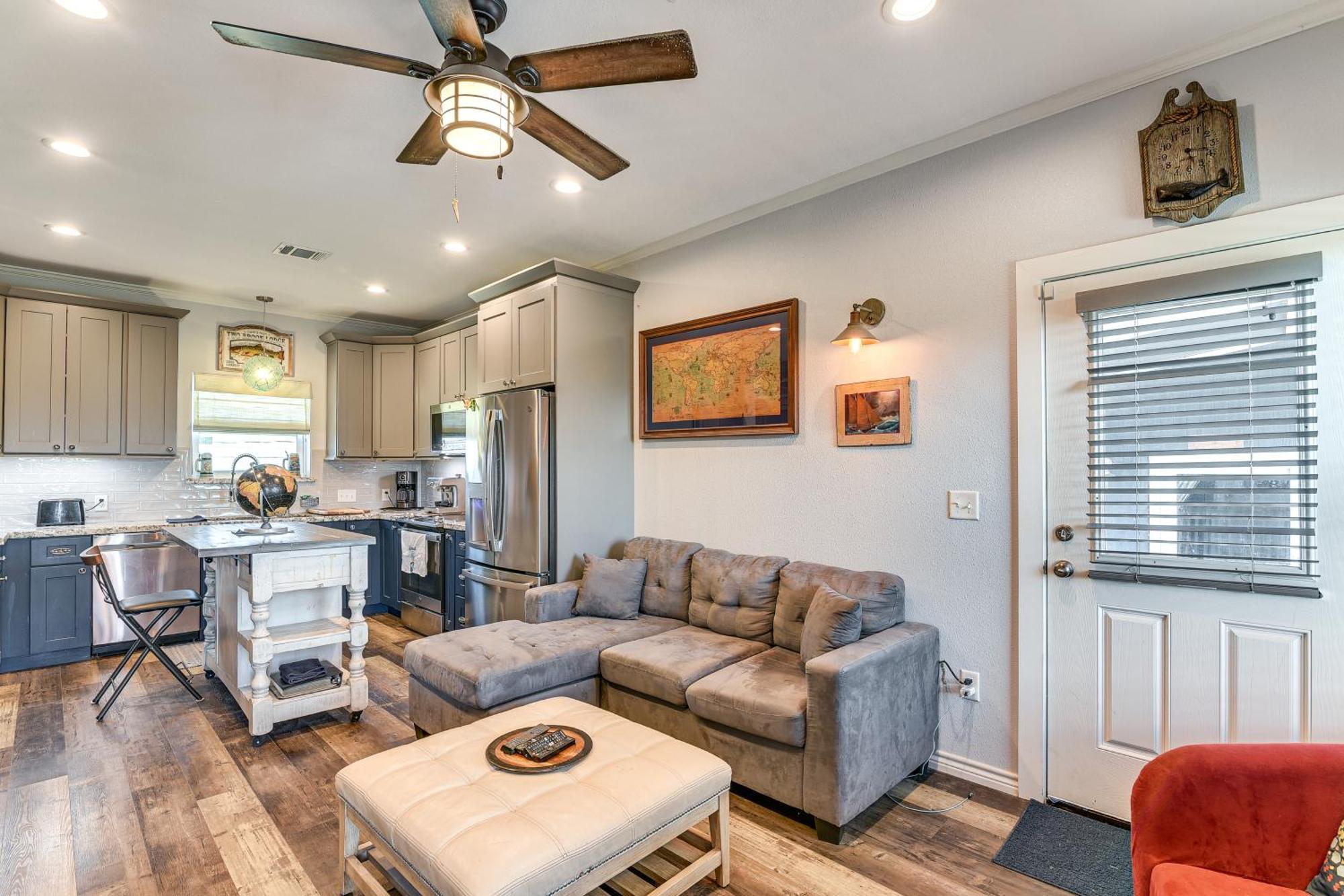 With Shared Hot Tub - Walk To Beach! Holiday home Galveston
