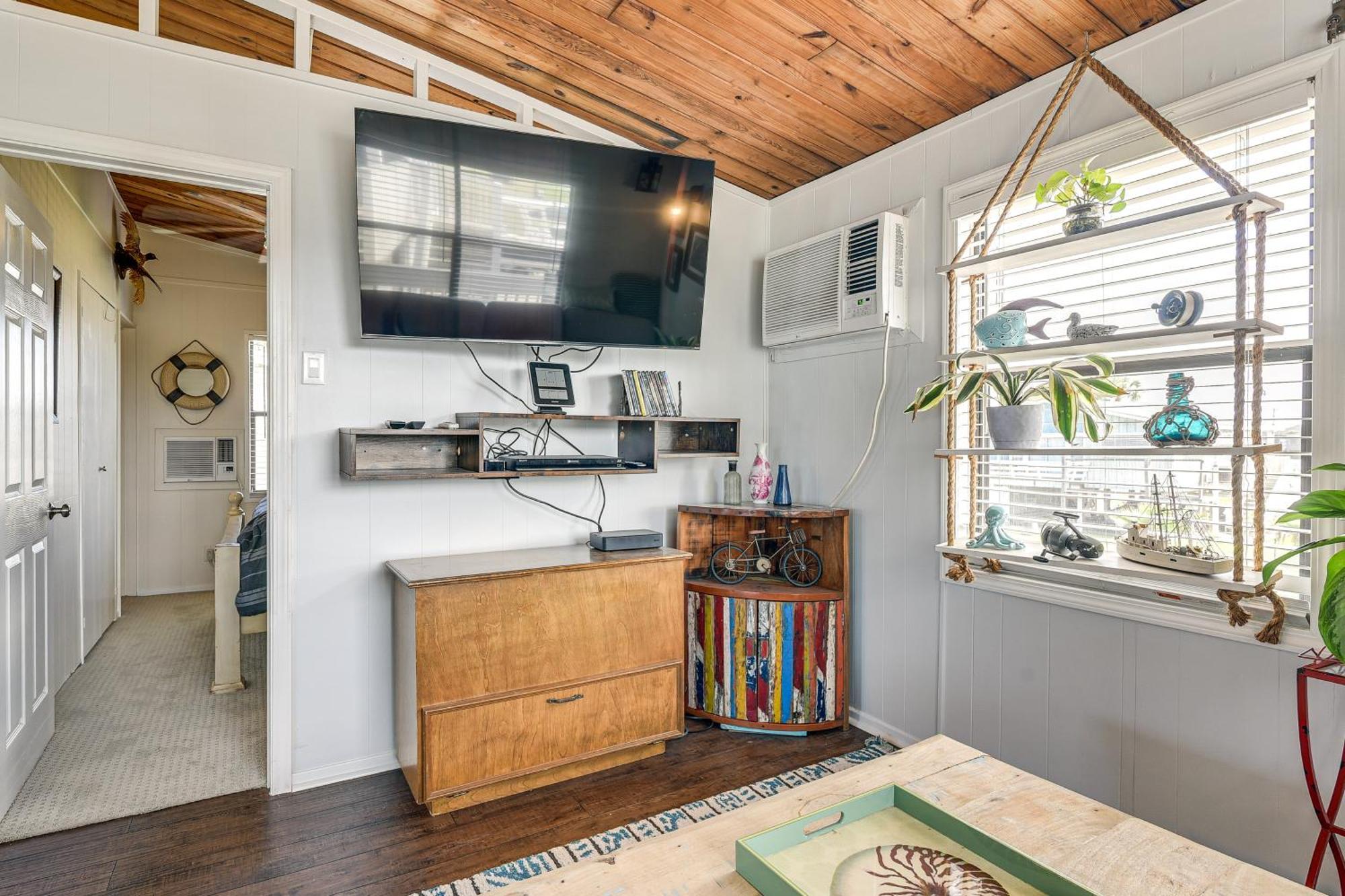 With Shared Hot Tub - Walk To Beach!