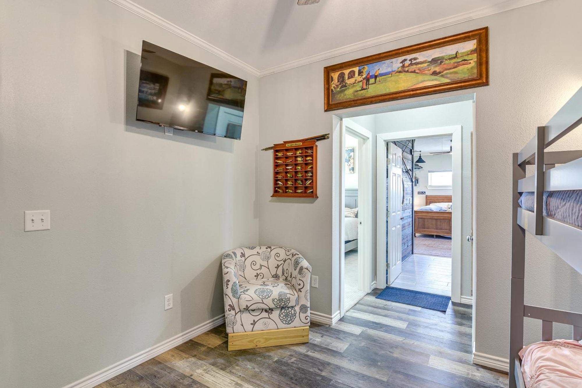 With Shared Hot Tub - Walk To Beach! * Galveston