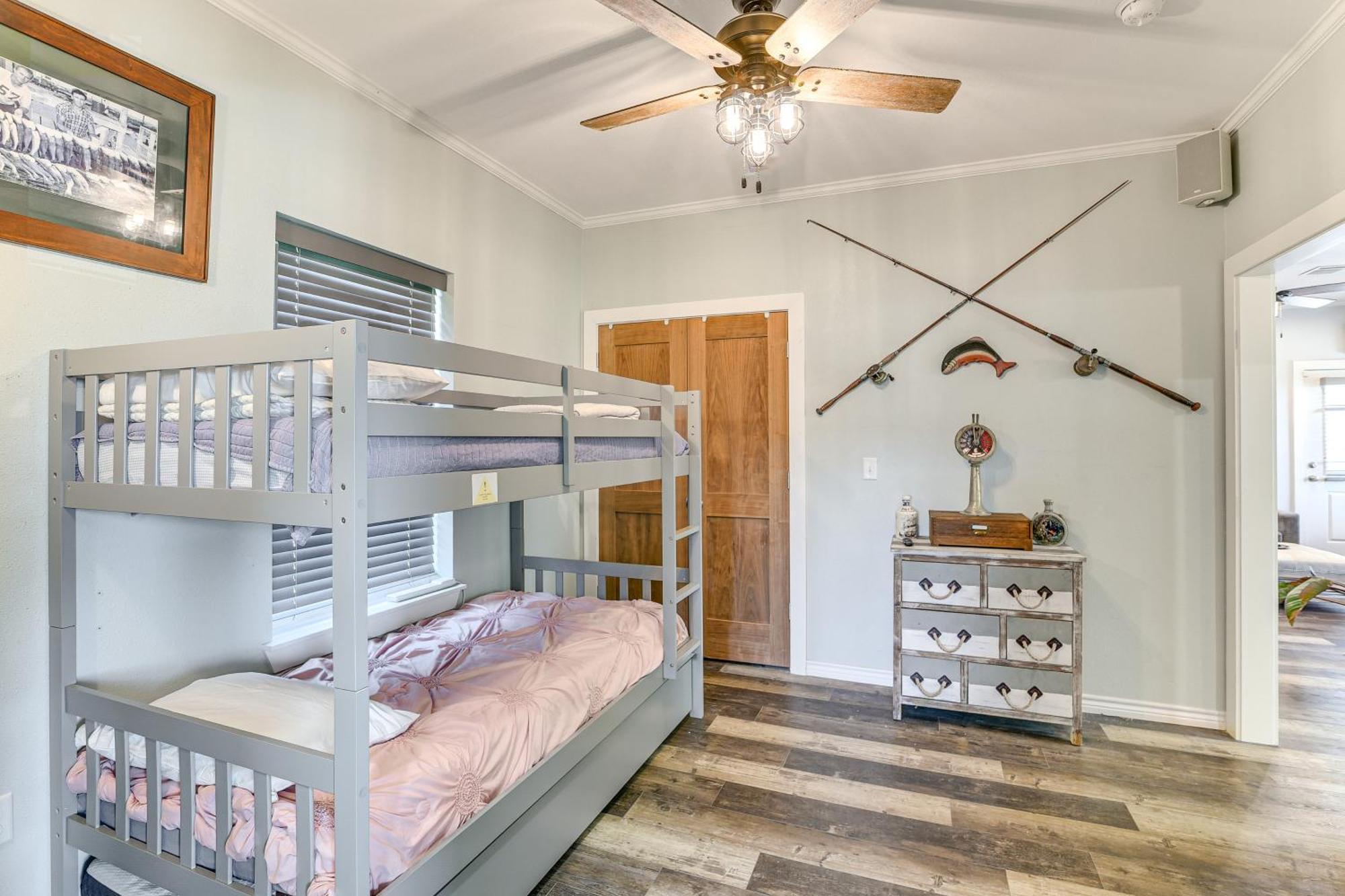 With Shared Hot Tub - Walk To Beach! Holiday home Galveston