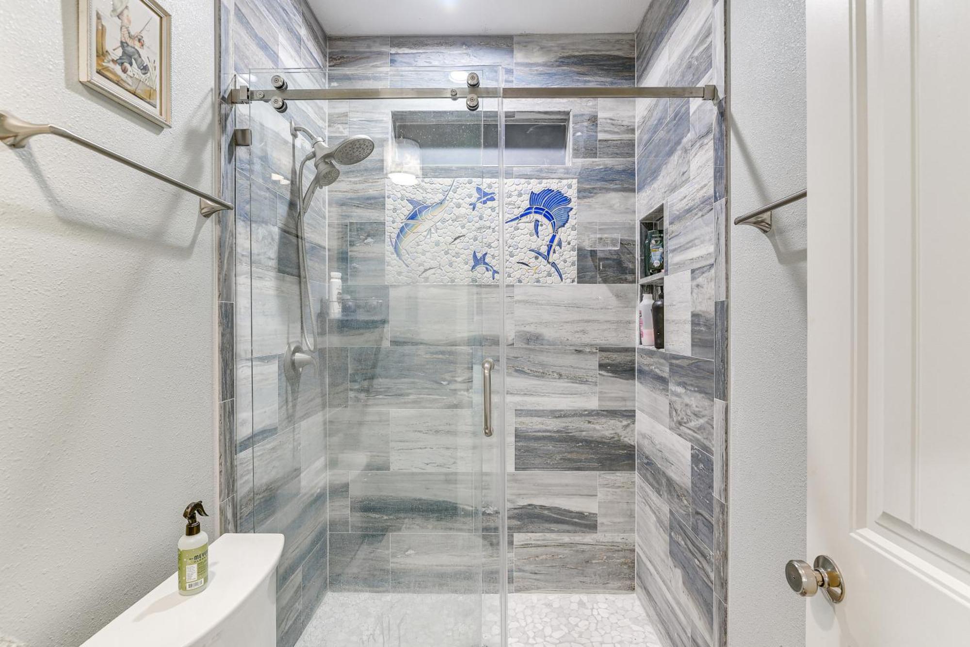 With Shared Hot Tub - Walk To Beach! *
