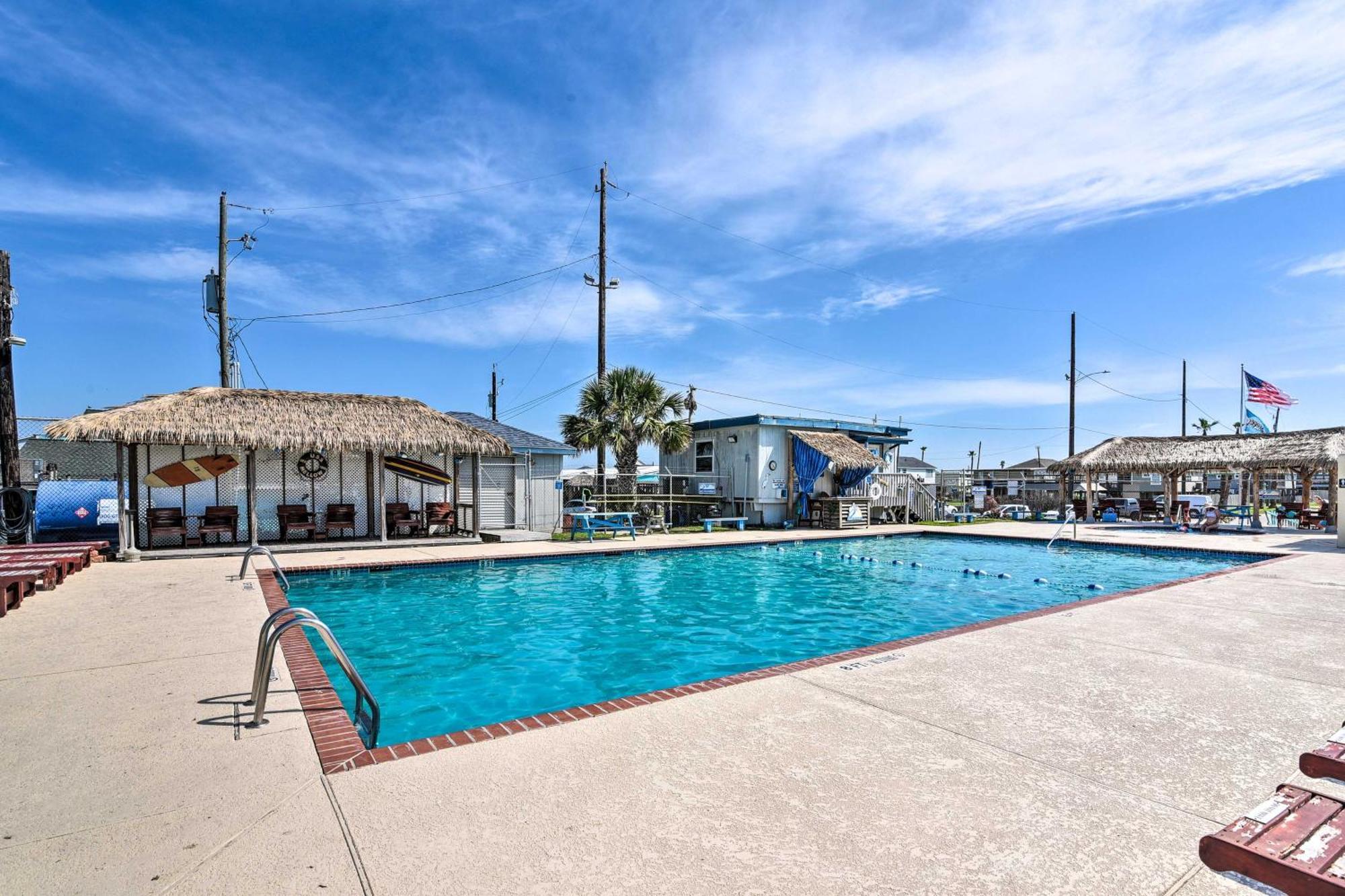 Holiday home With Shared Hot Tub - Walk To Beach! Galveston