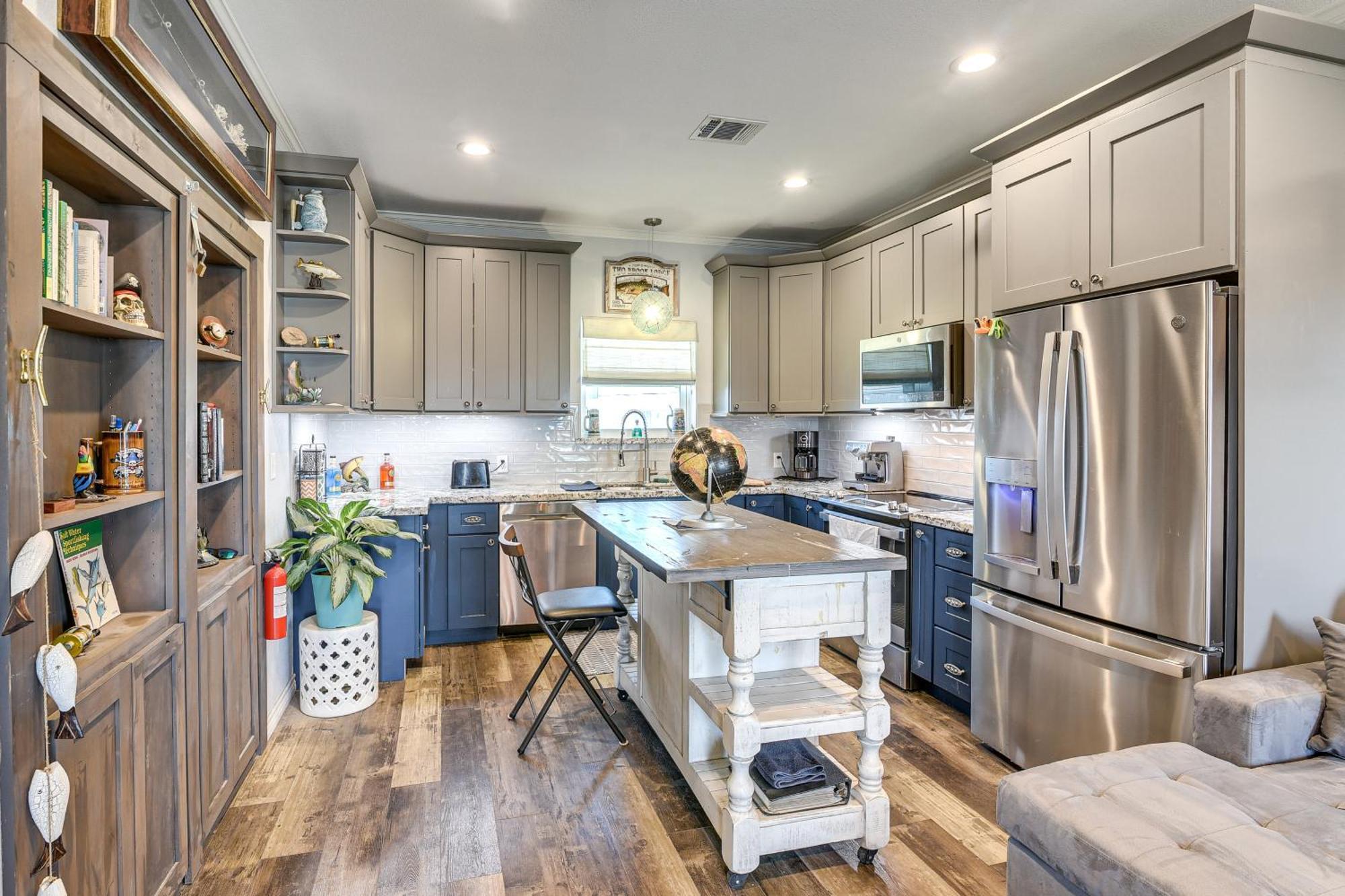 With Shared Hot Tub - Walk To Beach! * Galveston