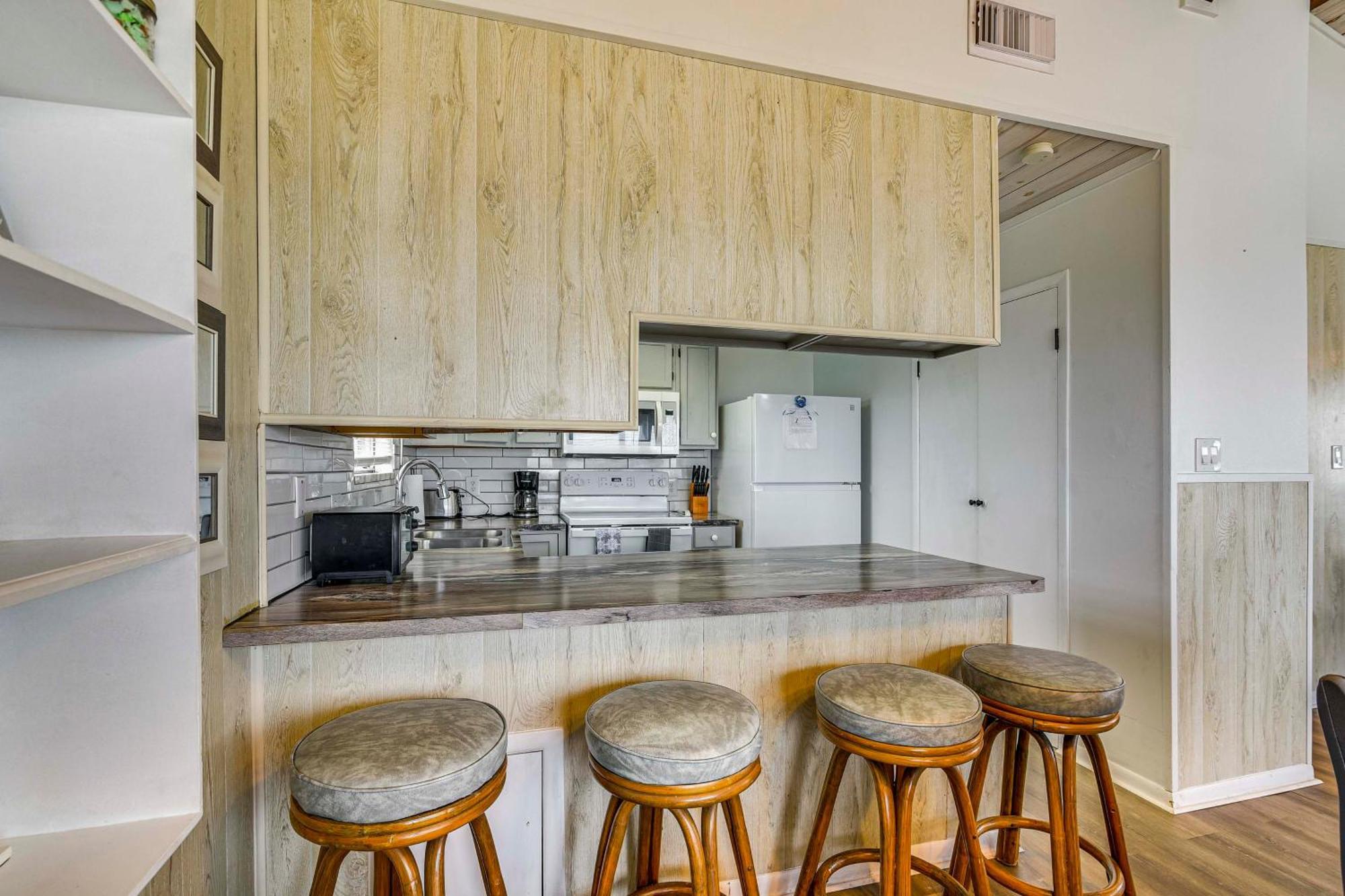 With Spacious Deck Steps To Beach! Galveston