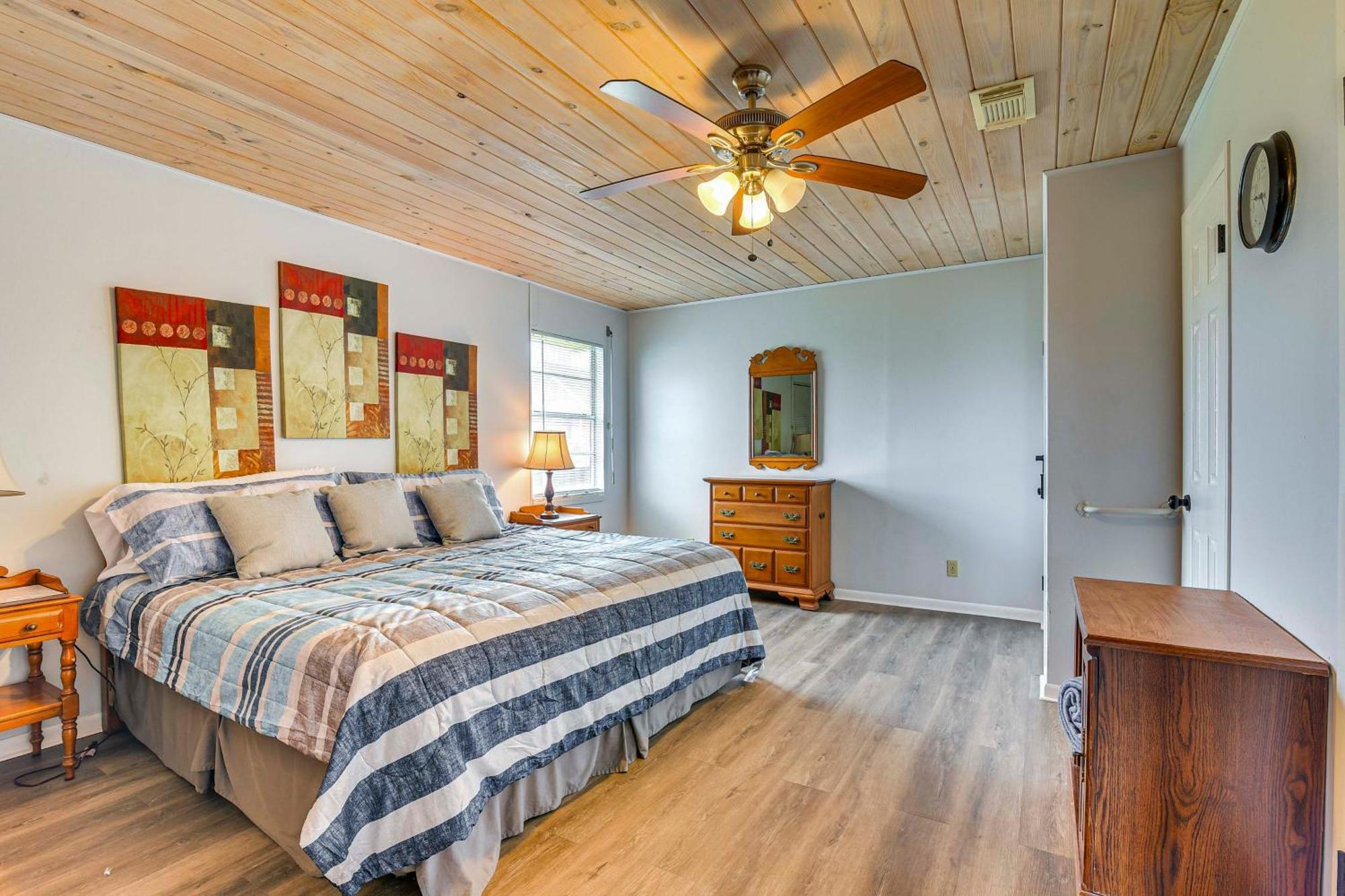 With Spacious Deck Steps To Beach! Holiday home *