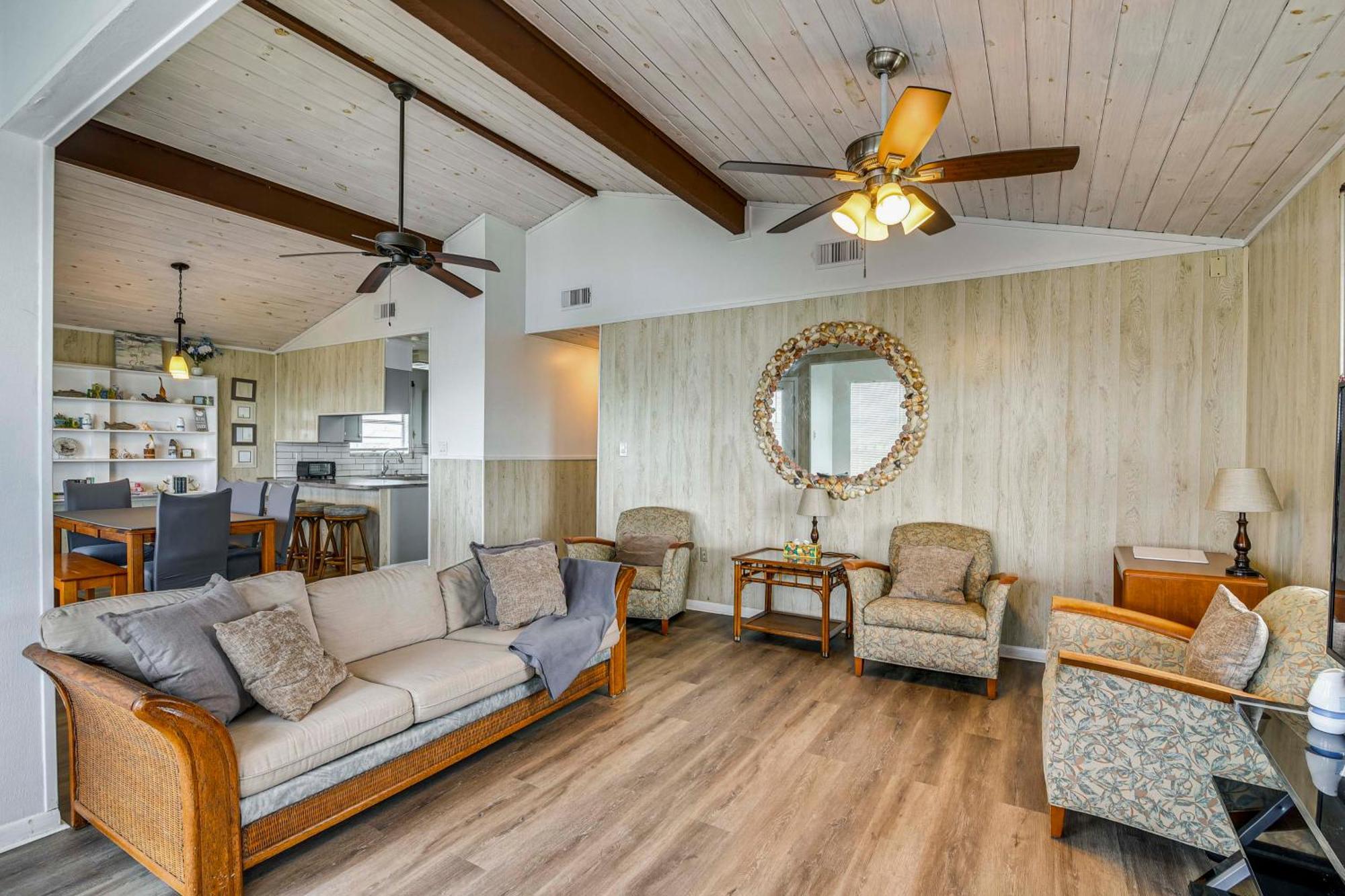 With Spacious Deck Steps To Beach! *