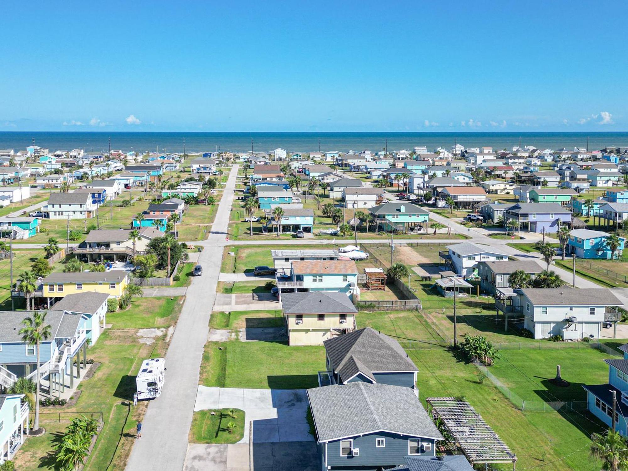 With Shared Hot Tub - Walk To Beach! * Galveston