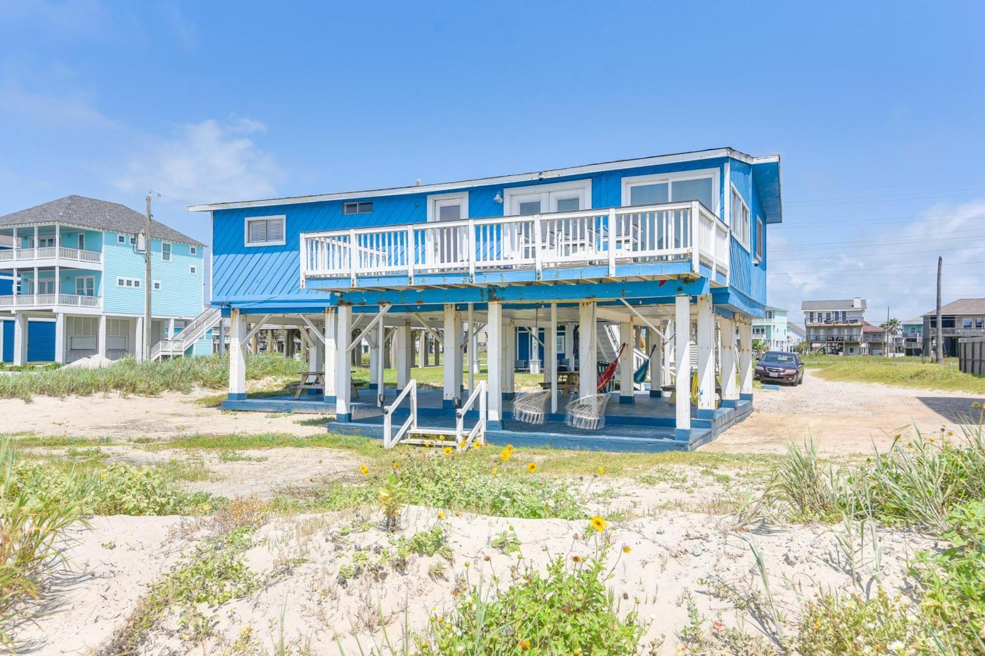 Beachfront Retreat With Deck - 5 Mi To Schlitterbahn Galveston