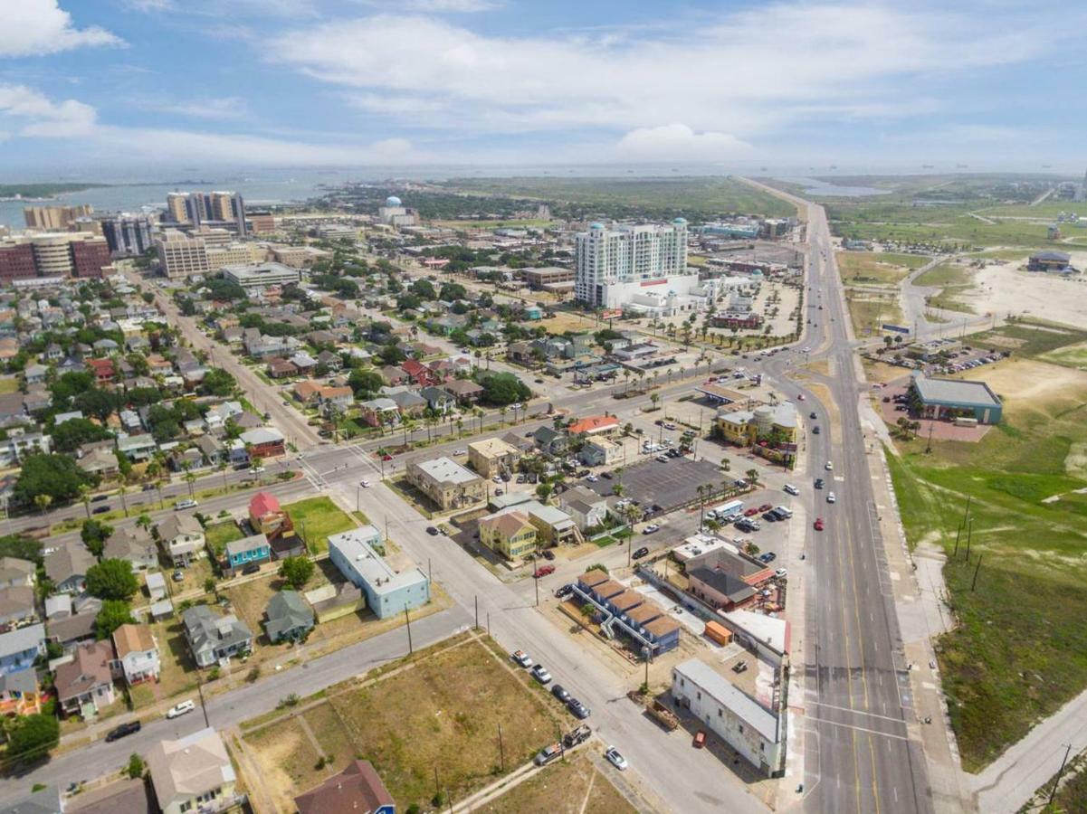 Coastal 6, Across Street From Beach * Galveston