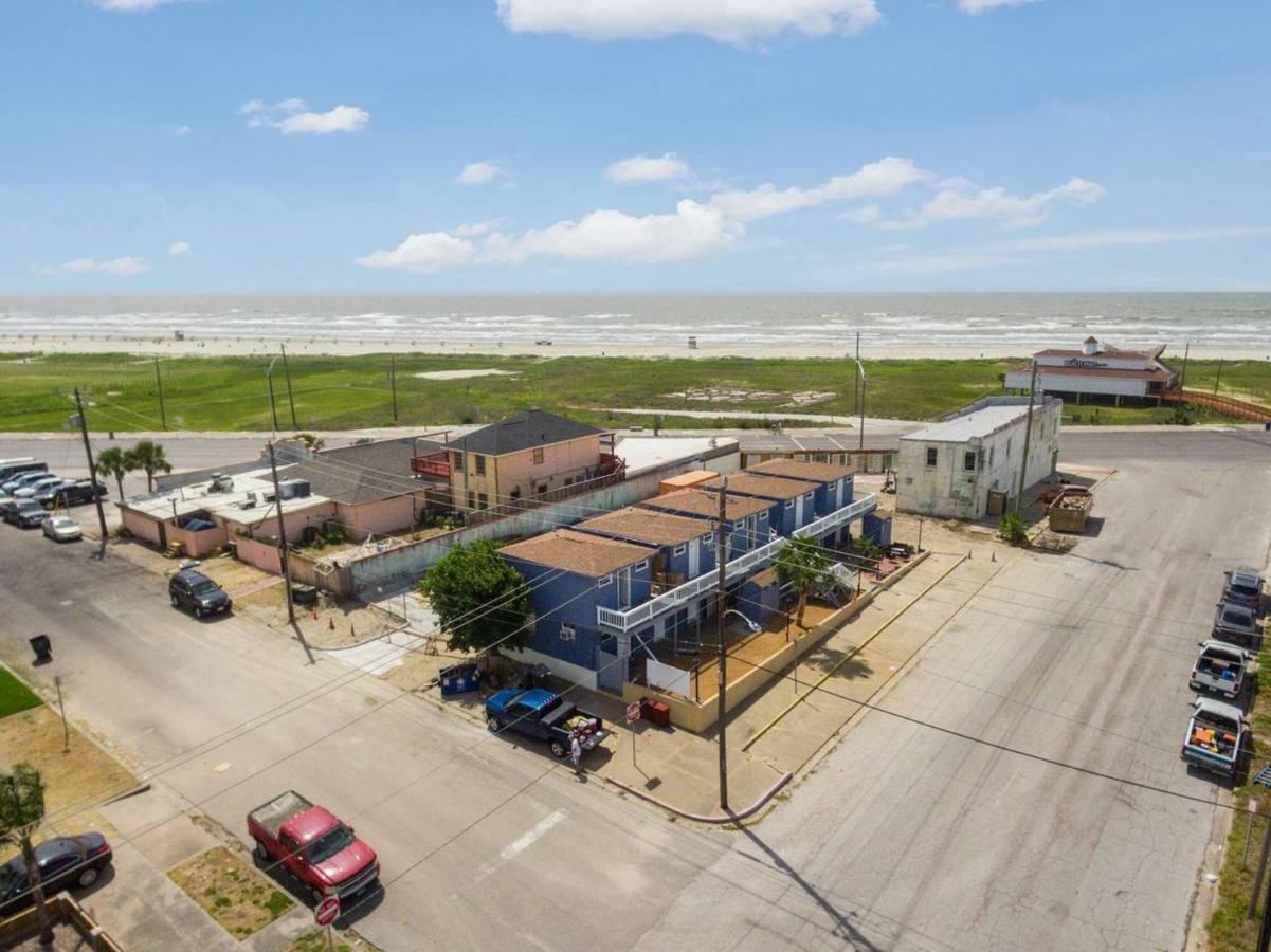Coastal 4, Across Street From Beach * Galveston