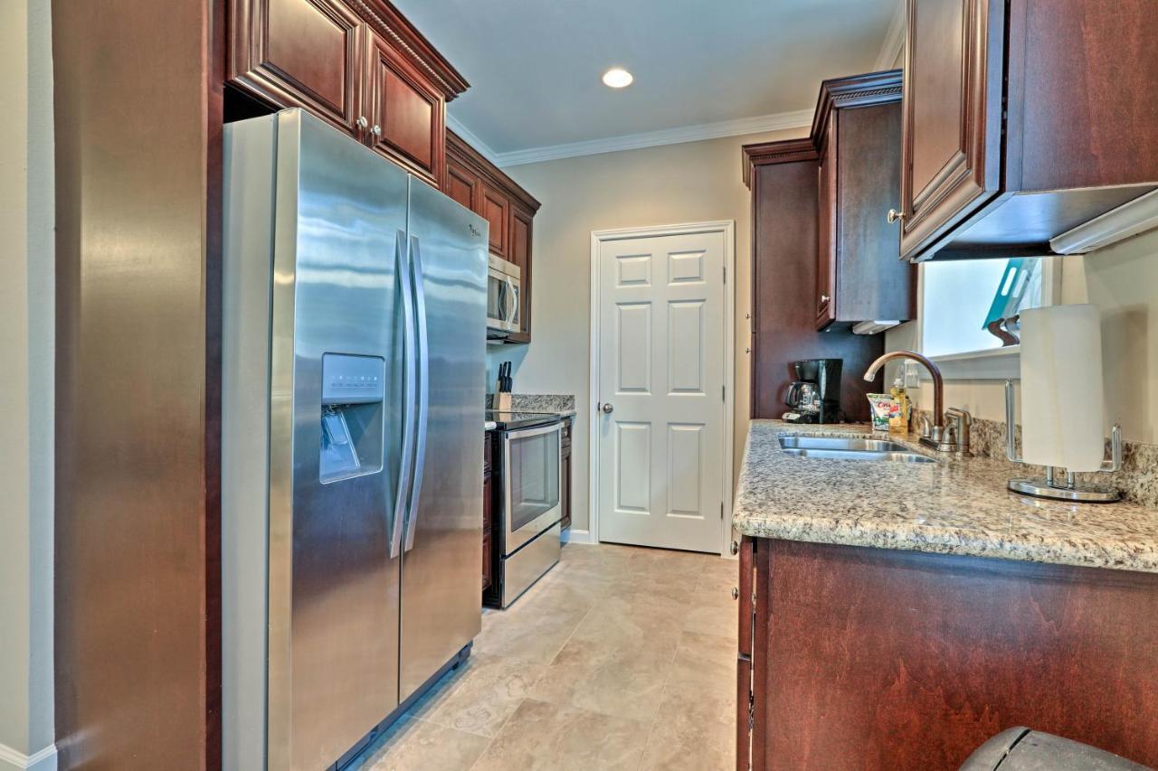 Apartment Lavish Escape Walk To The Beach!