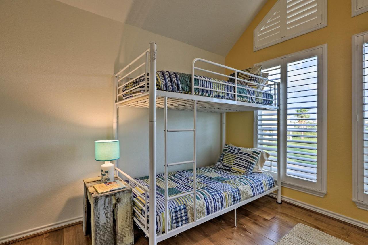 House With Ocean Views And 2 Decks! *