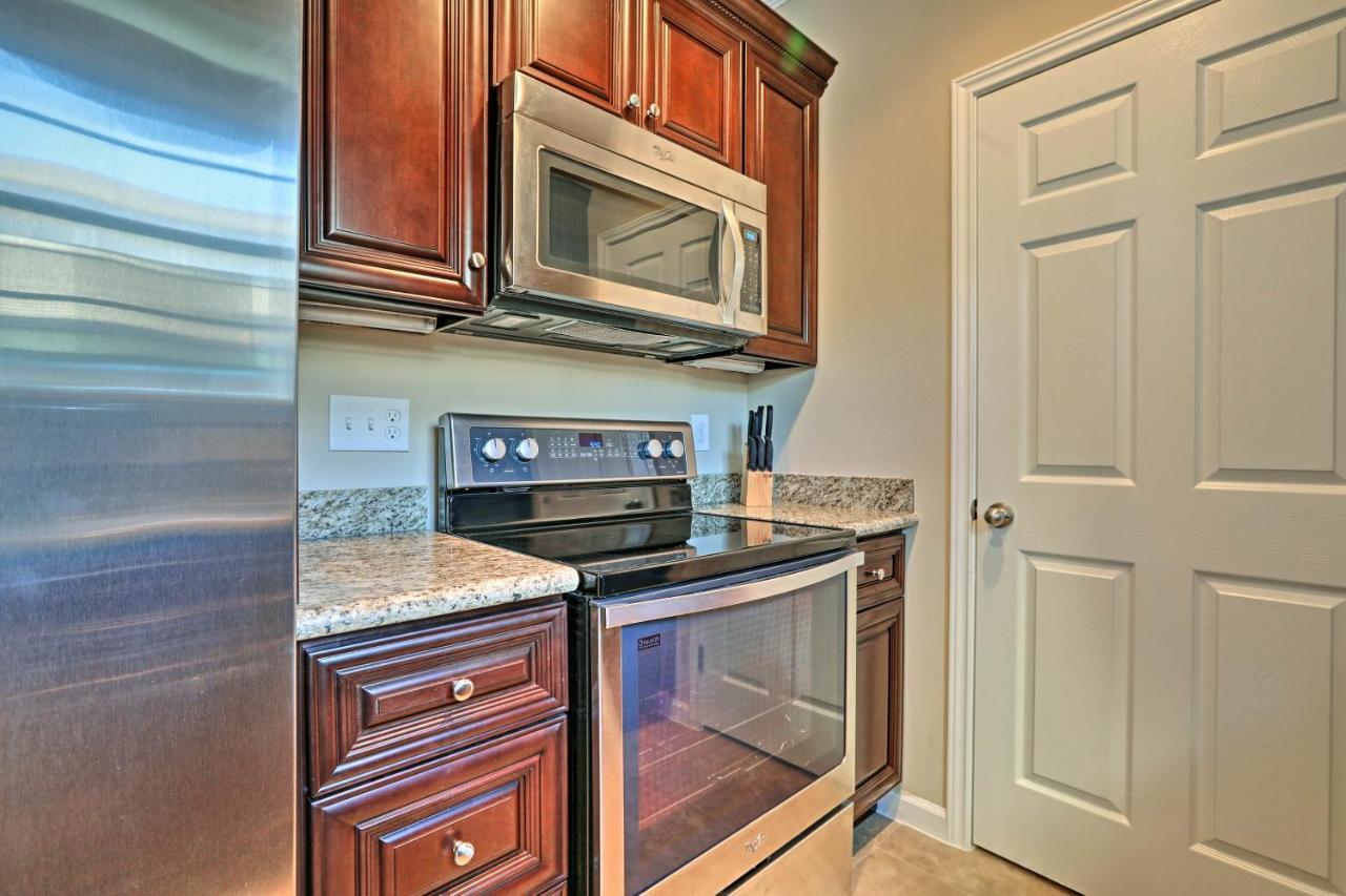 Lavish Escape Walk To The Beach! Apartment Galveston