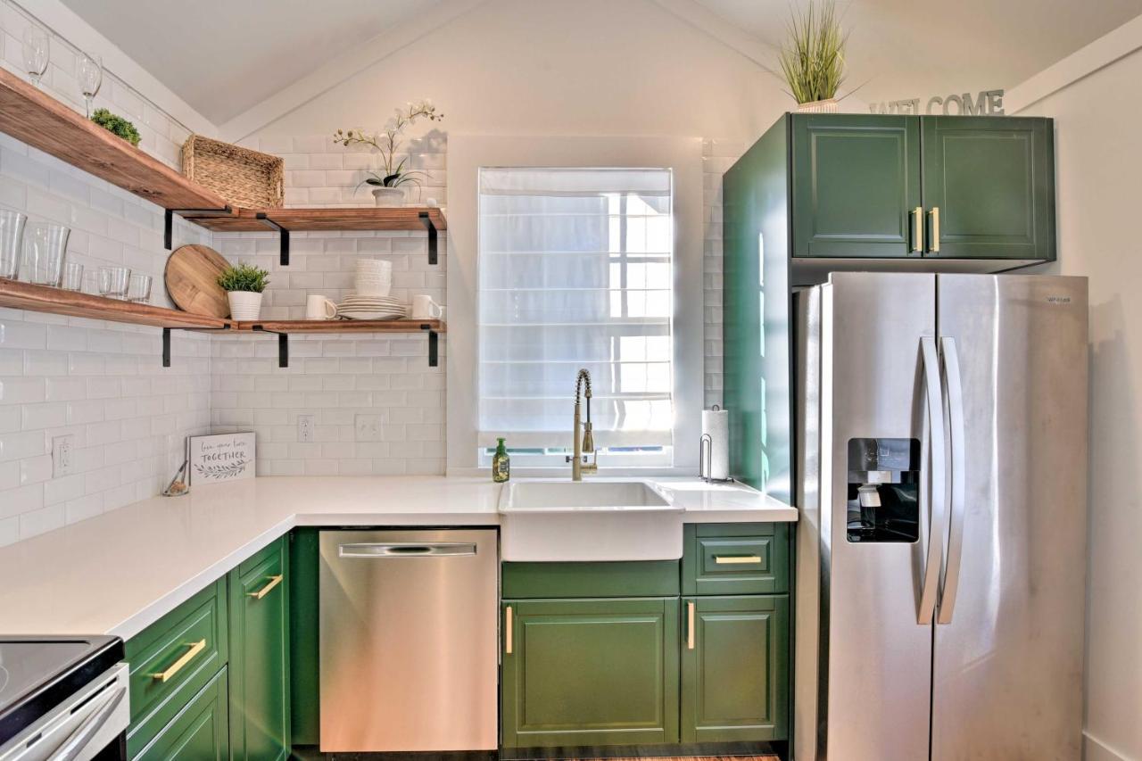 Bright Close To And Holiday home Galveston