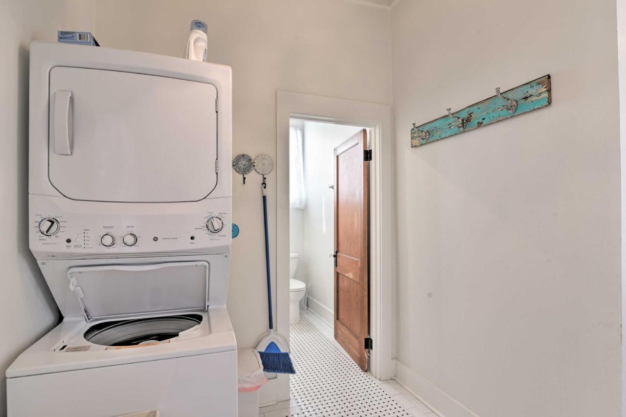 Bright Close To And Holiday home Galveston