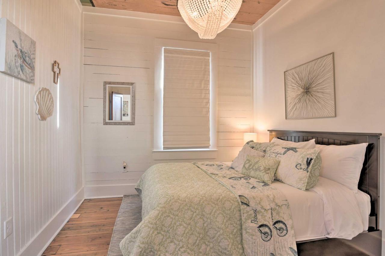Bright Close To And Holiday home Galveston